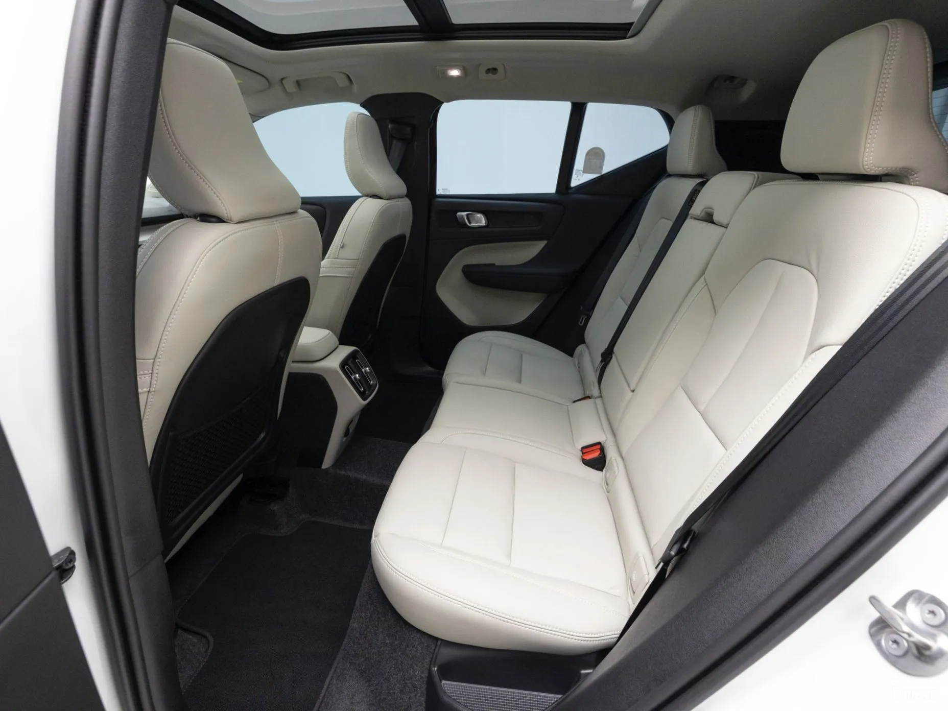 Volvo XC40 превью 11