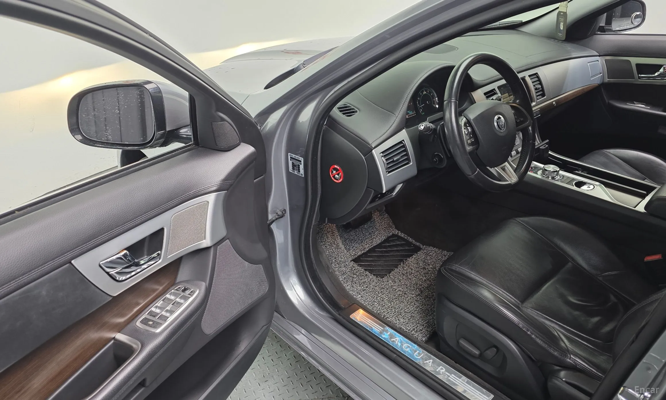 Jaguar New XF превью 12