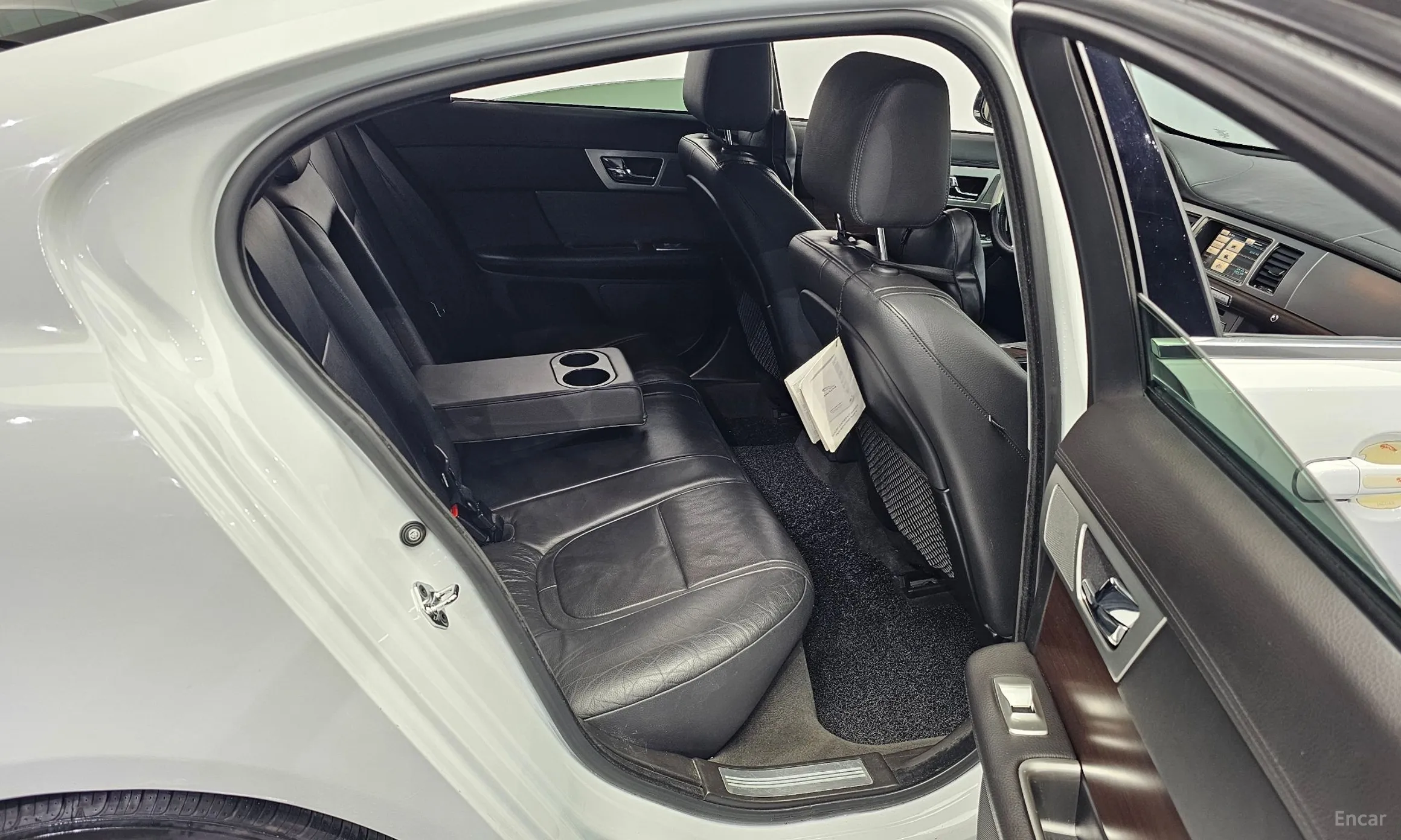 Jaguar New XF превью 12