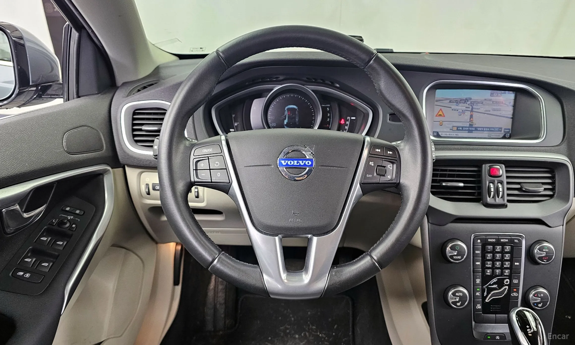 Volvo V40 превью 13