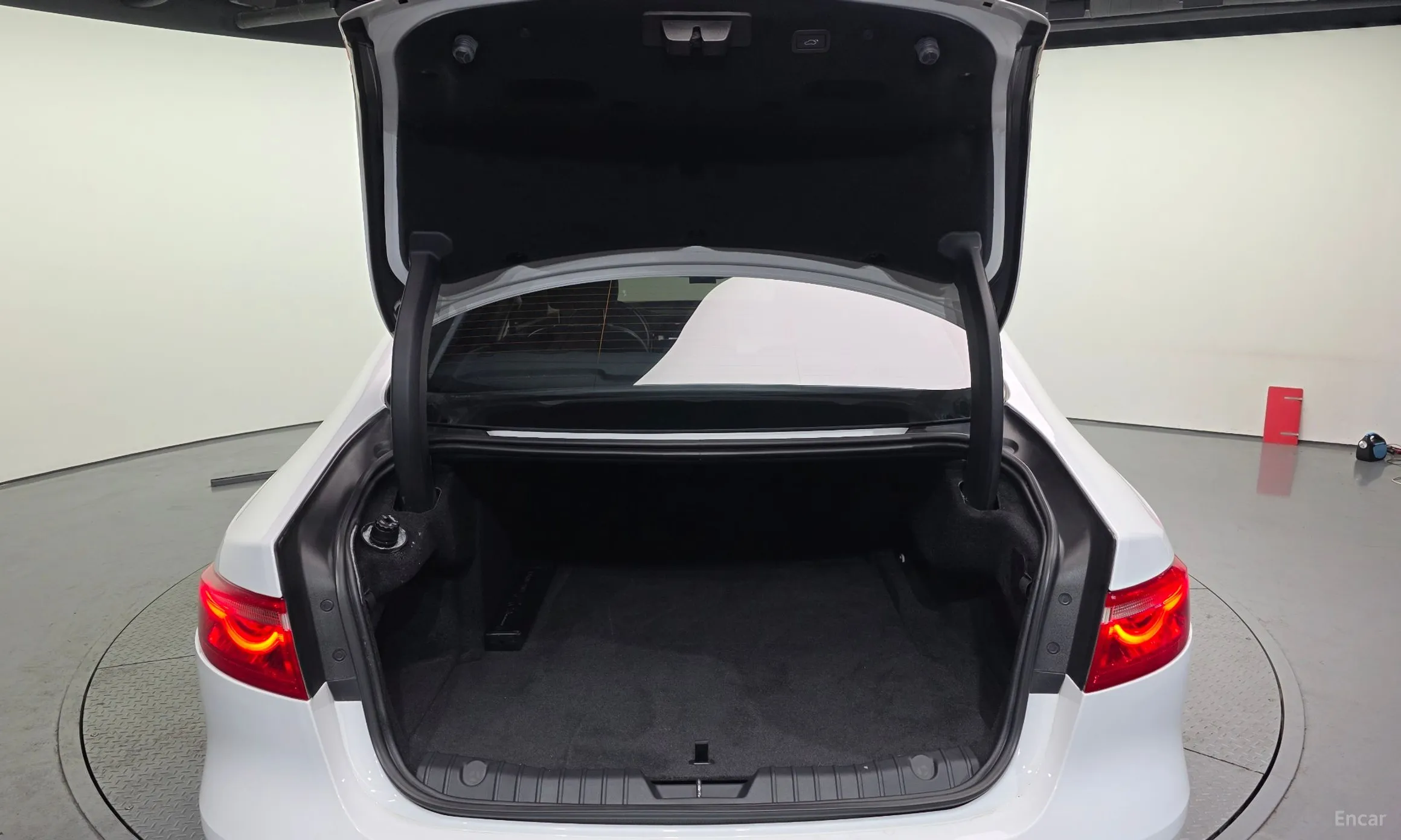 Jaguar XF (x260) превью 20