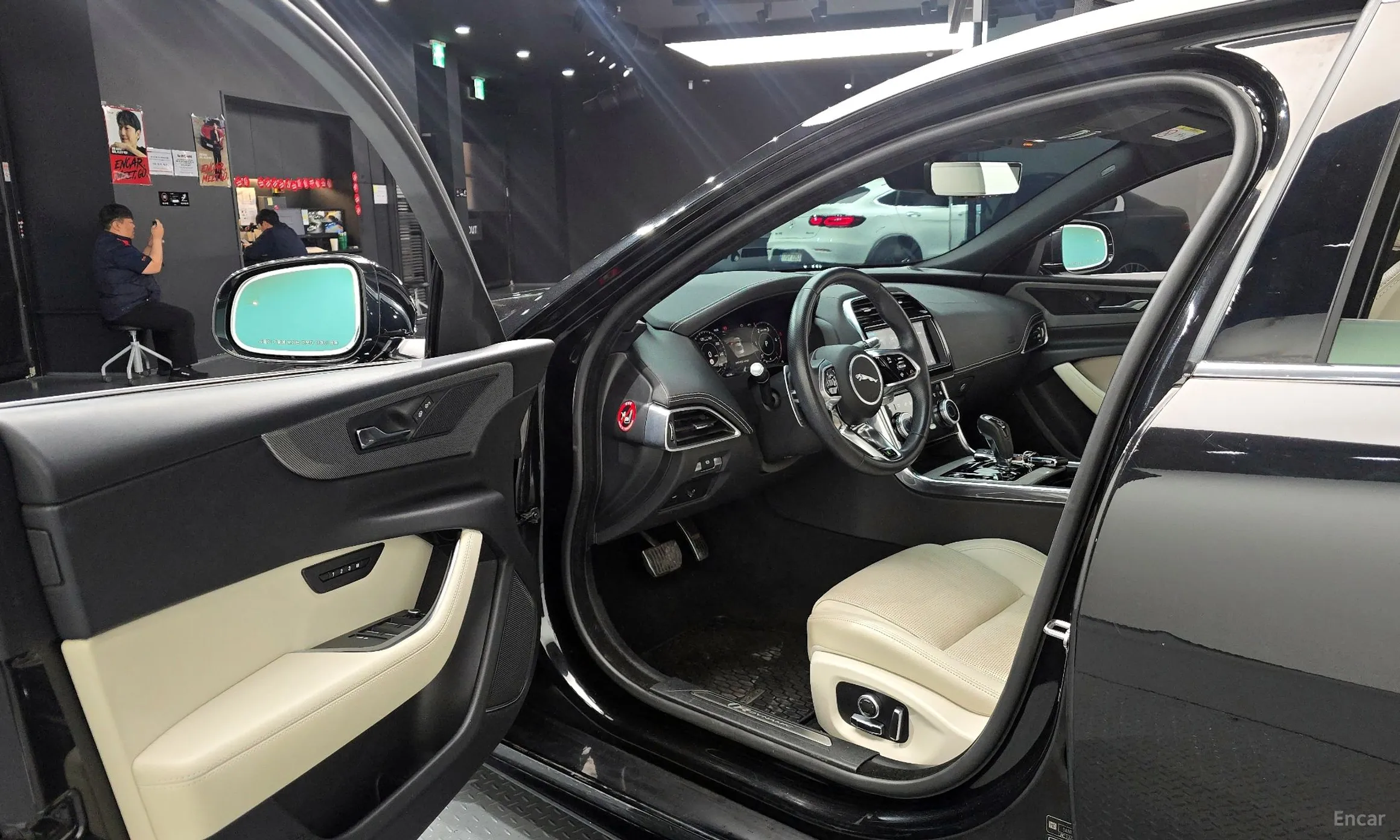 Jaguar XE превью 10