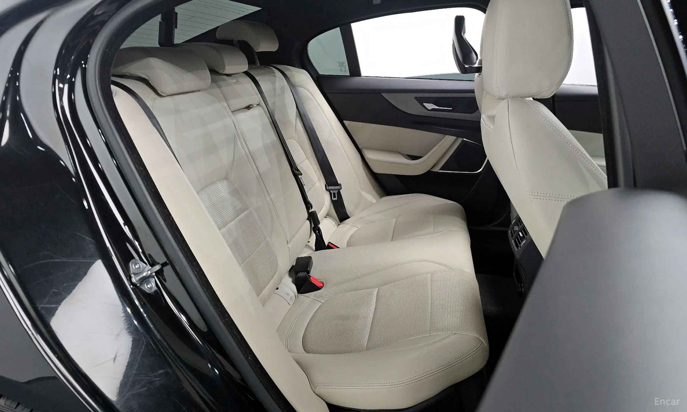 Jaguar XE превью 12