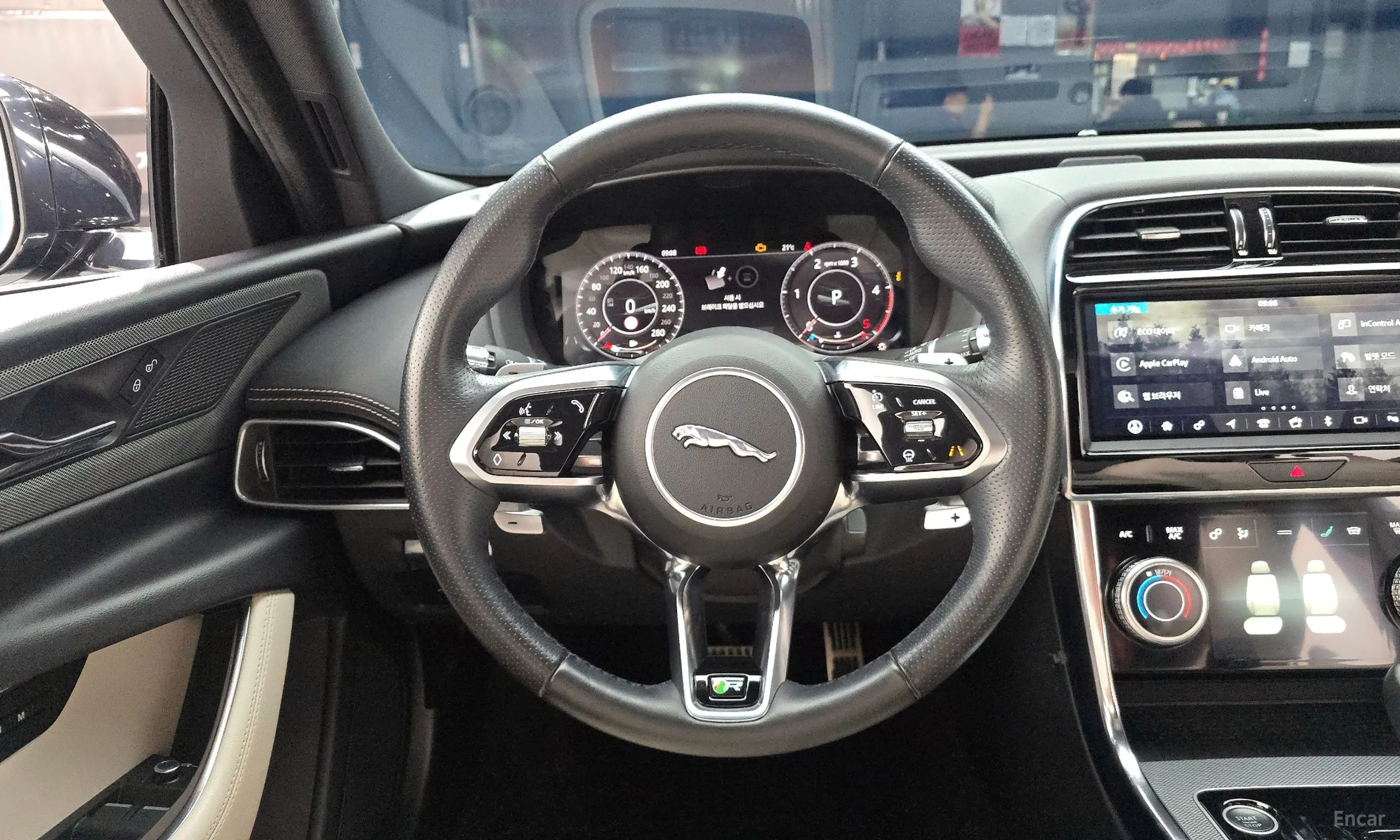 Jaguar XE превью 13