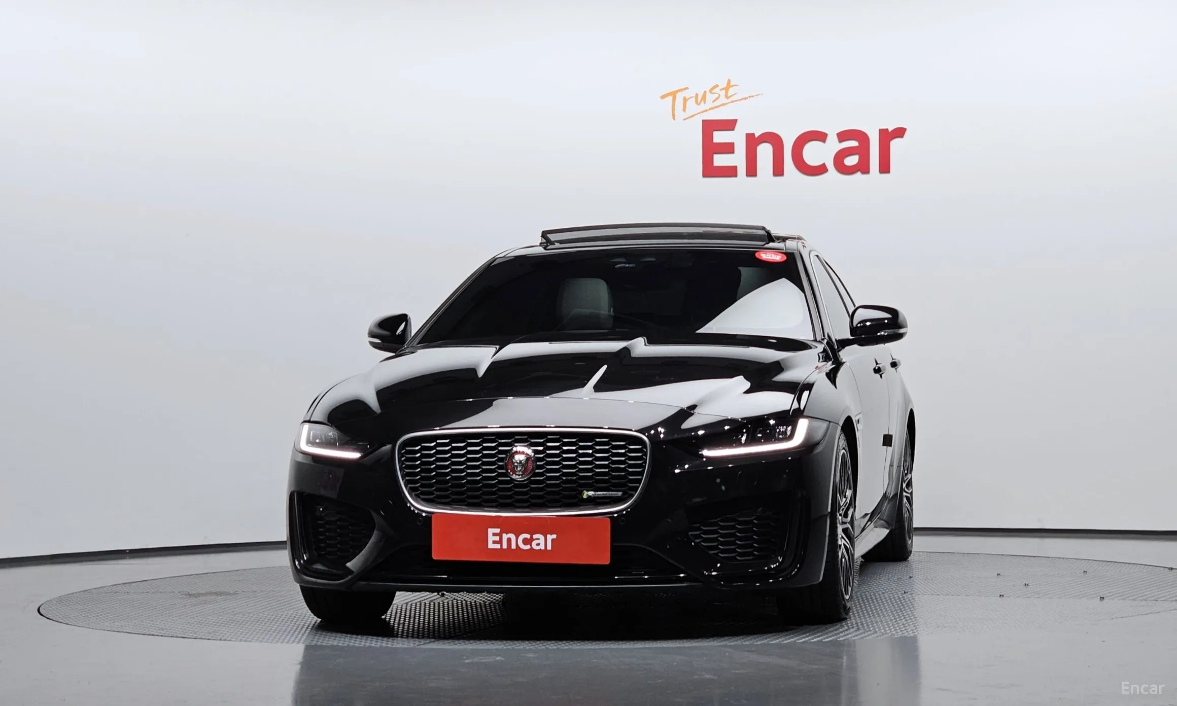 Jaguar XE превью 3