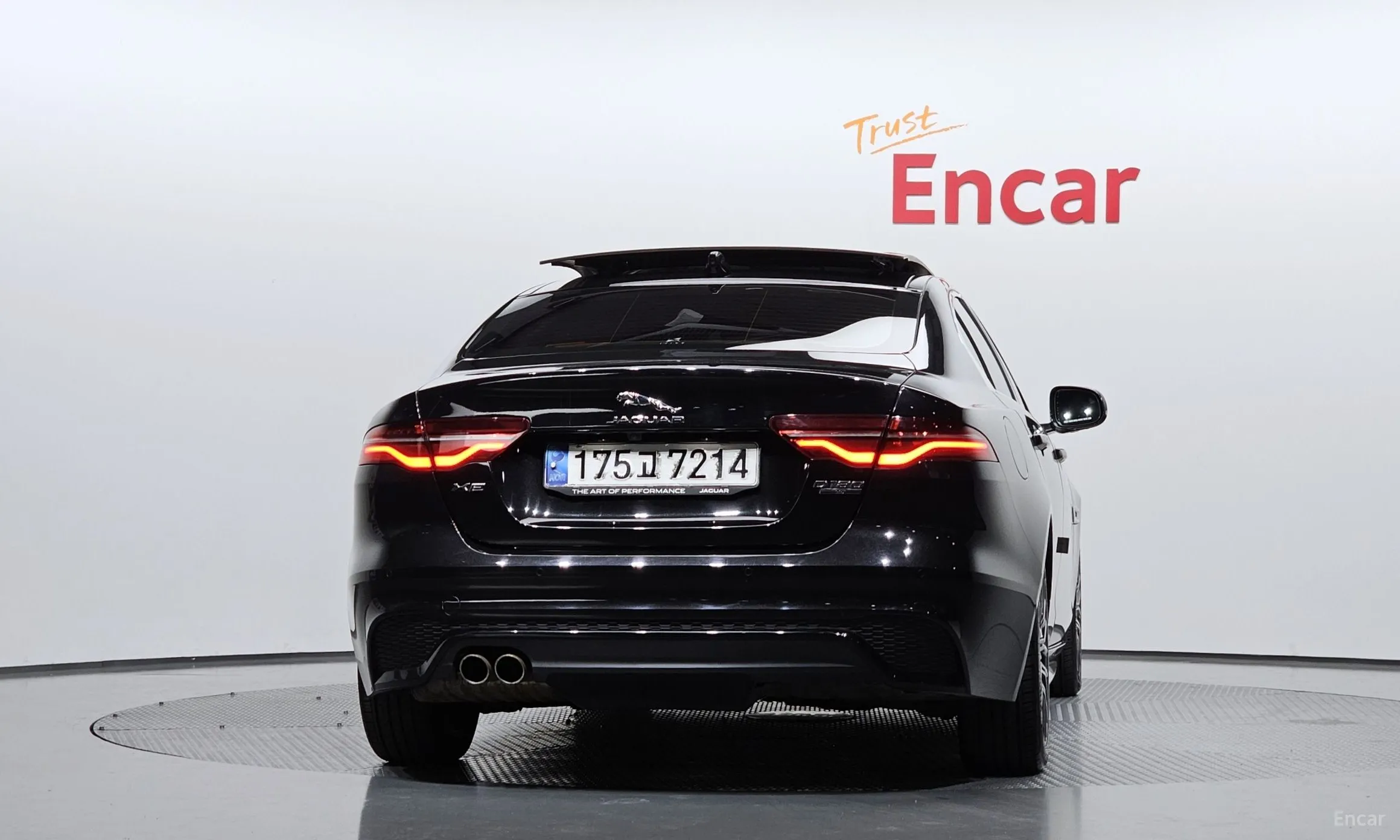 Jaguar XE превью 4