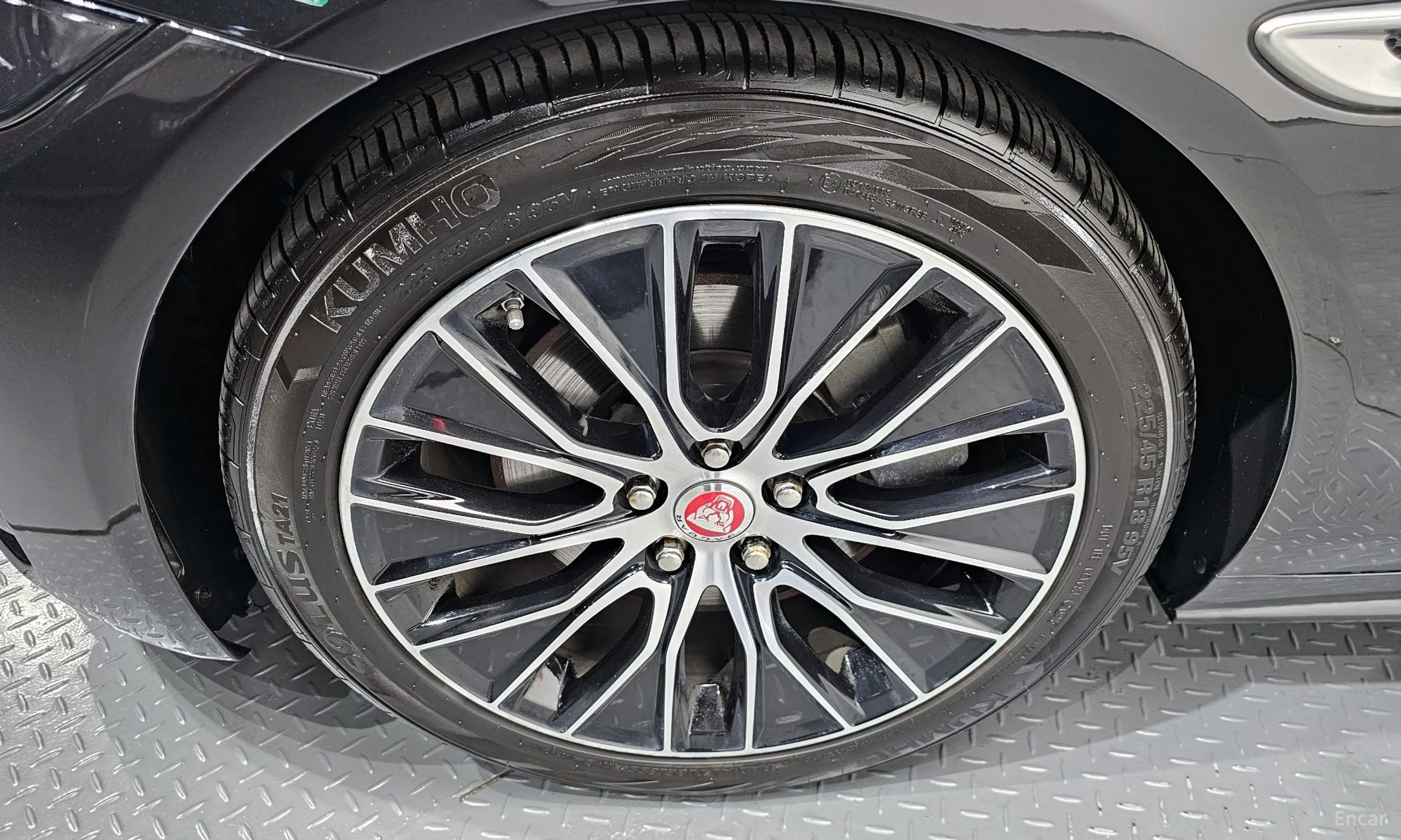Jaguar XE превью 5