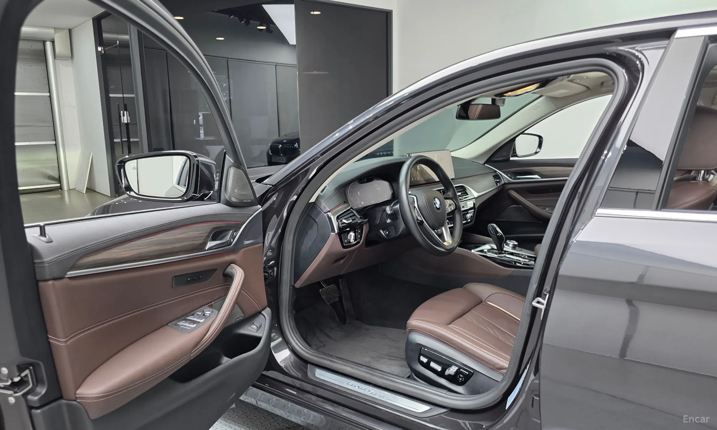 BMW 5 Series (G30) превью 10