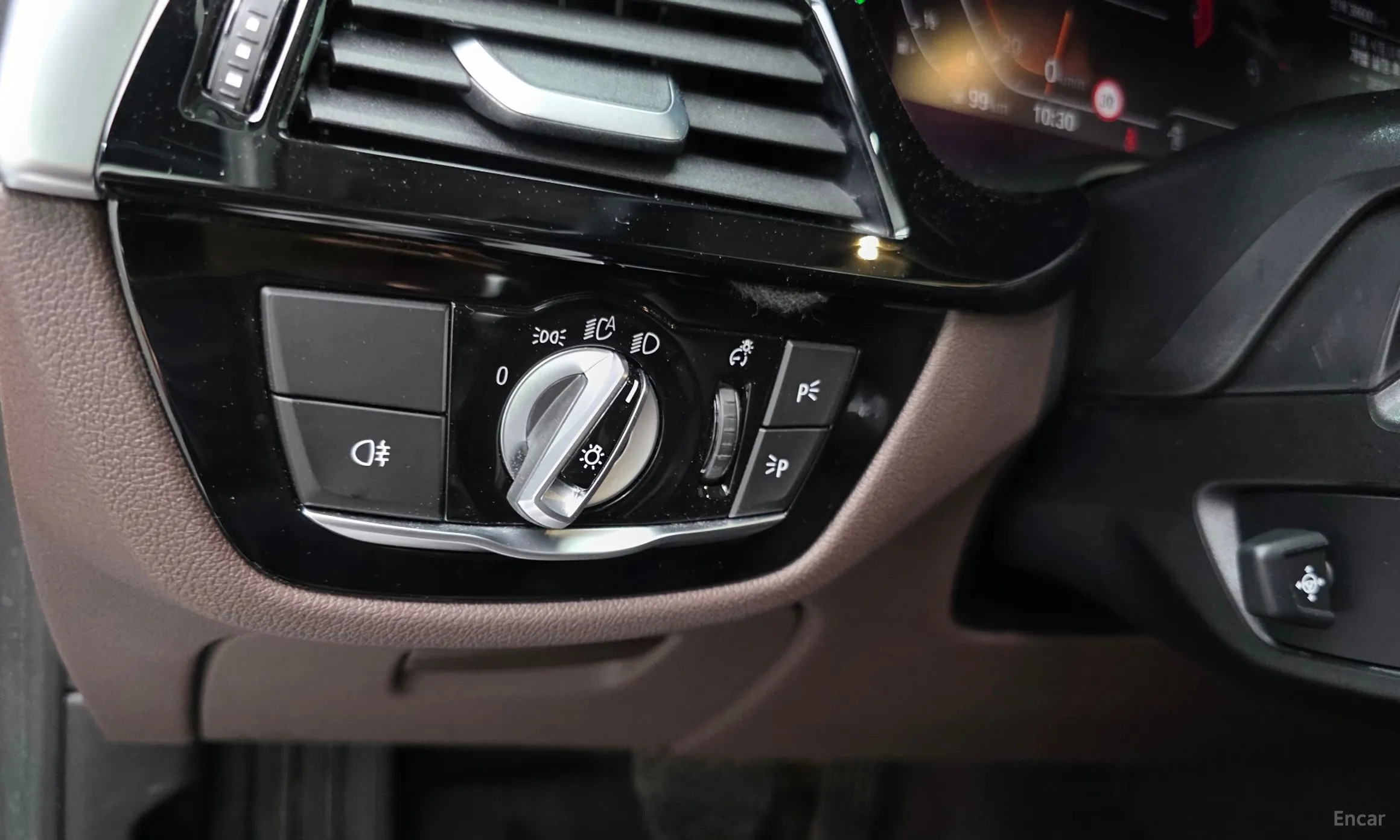BMW 5 Series (G30) превью 18