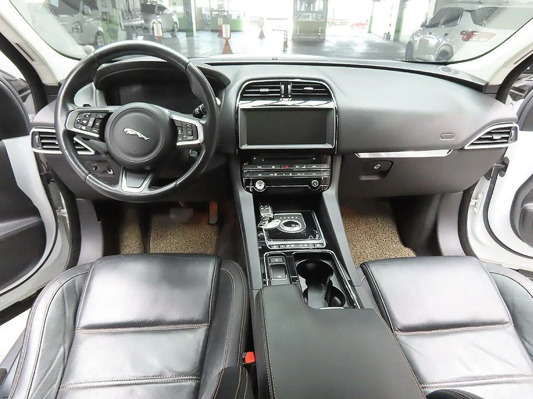 Jaguar F-PACE превью 10