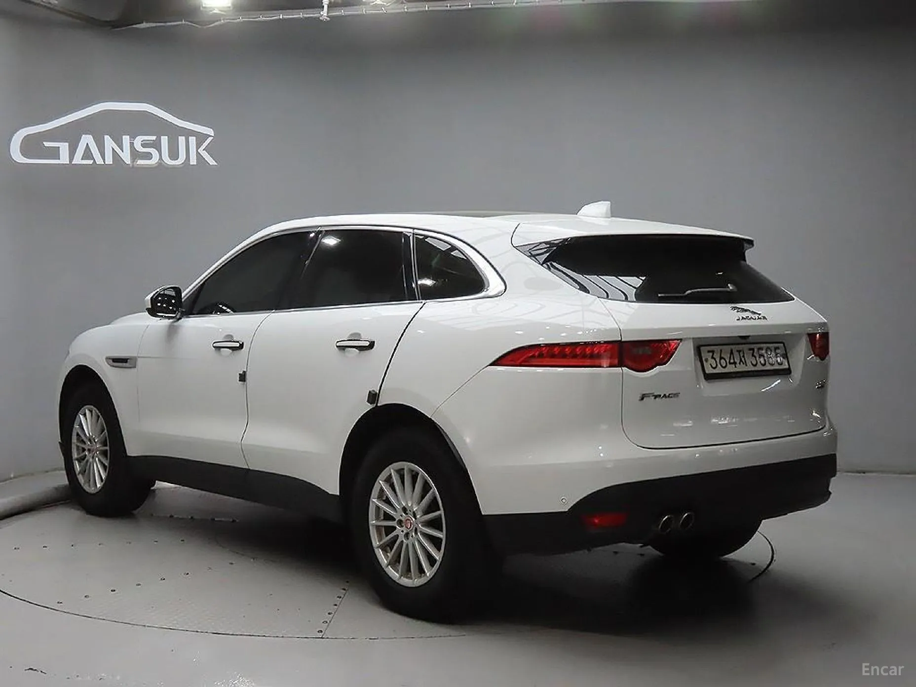 Jaguar F-PACE превью 3