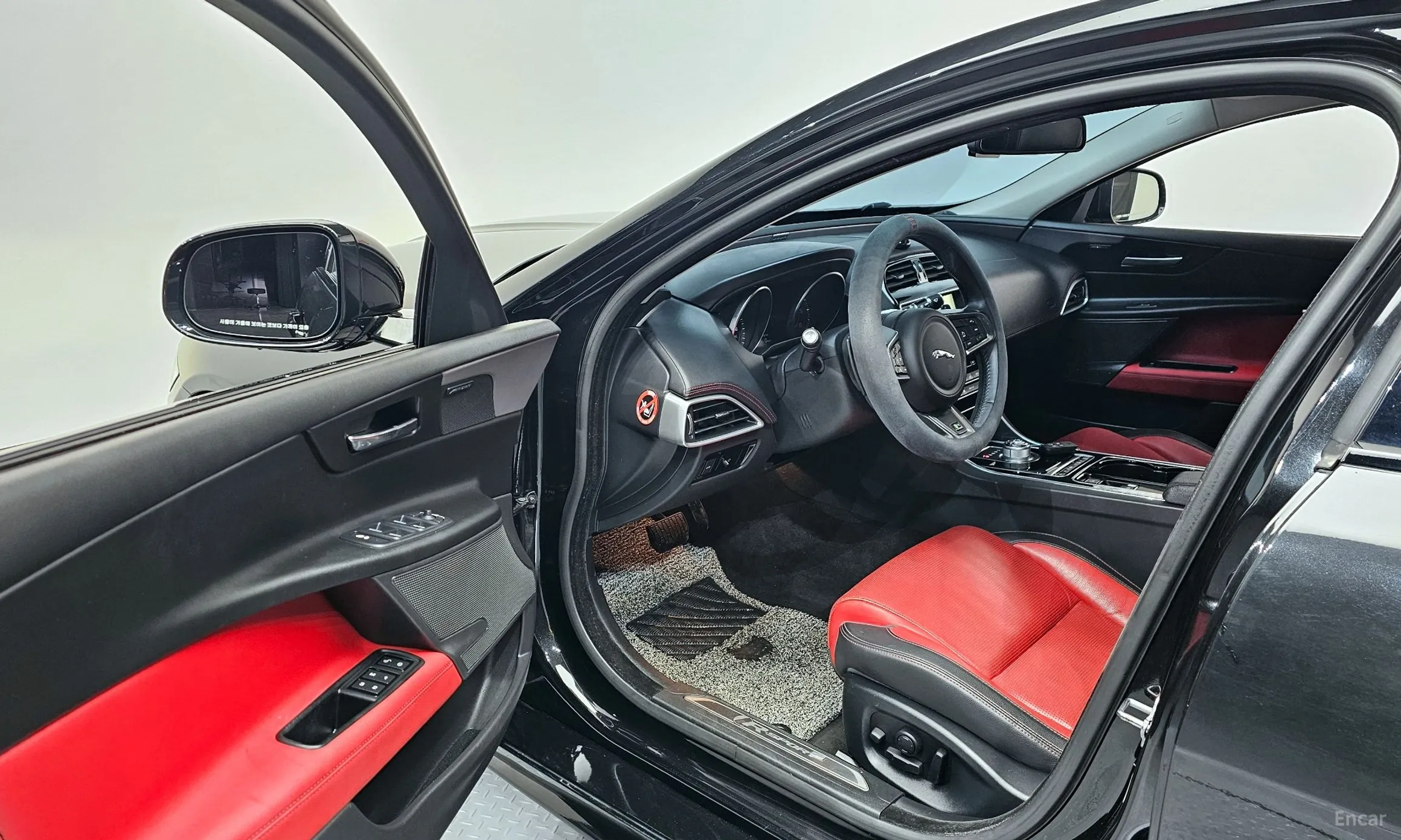 Jaguar XE превью 10