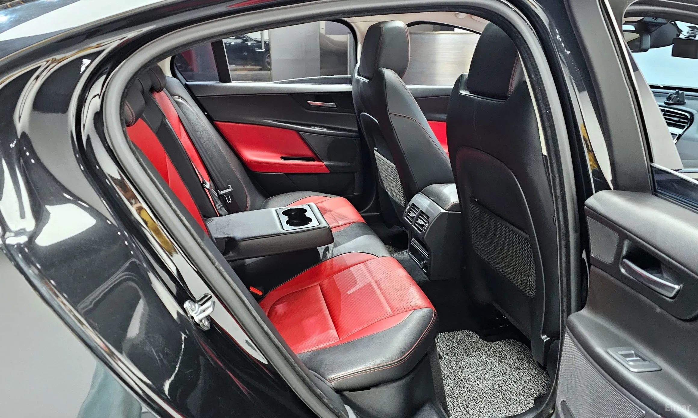 Jaguar XE превью 11
