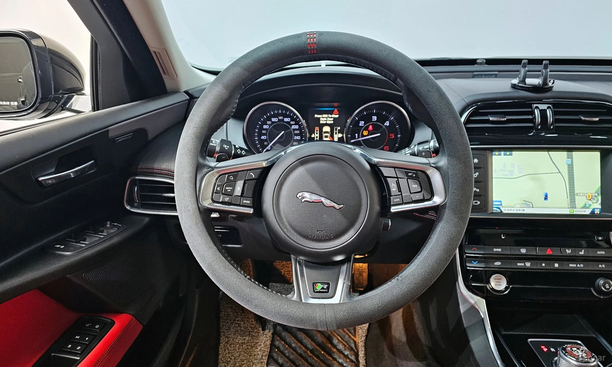 Jaguar XE превью 12