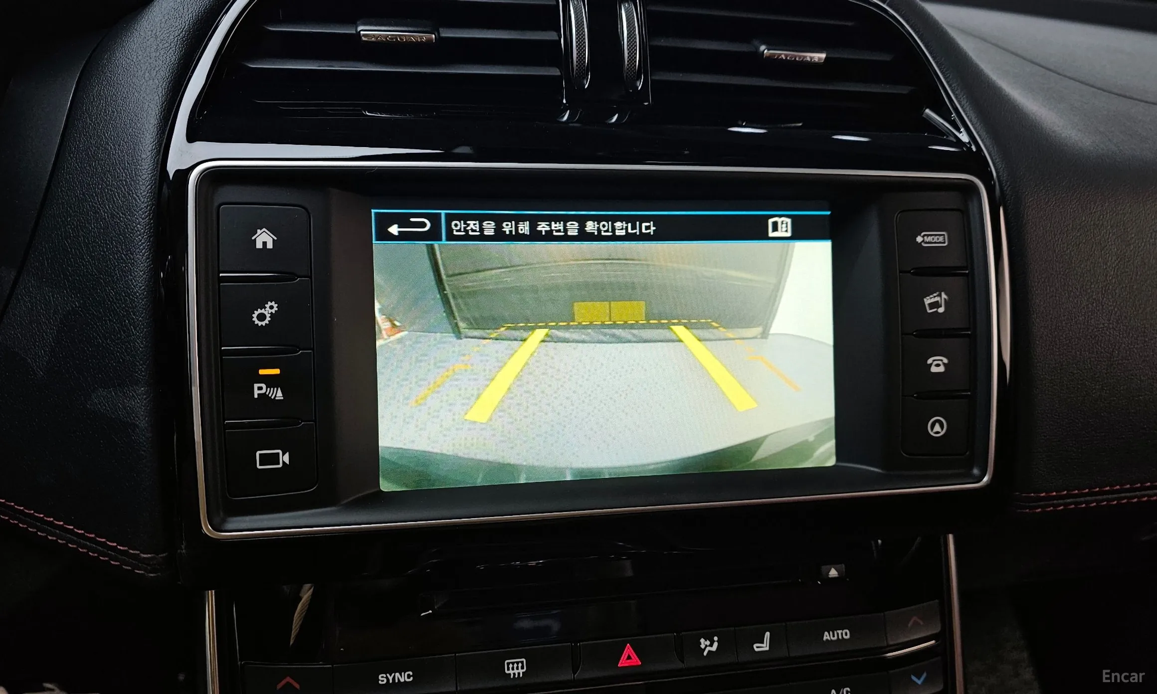 Jaguar XE превью 14
