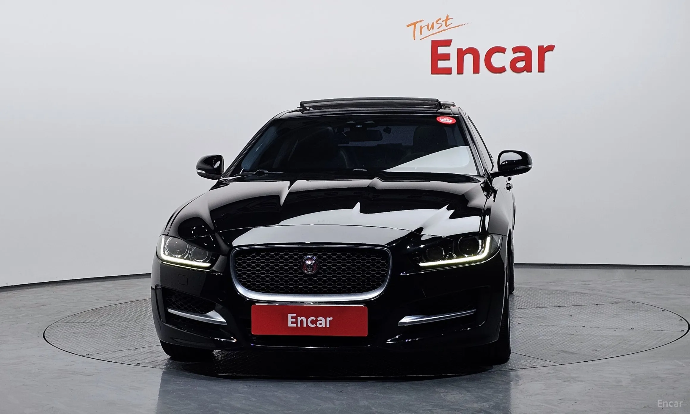 Jaguar XE превью 3