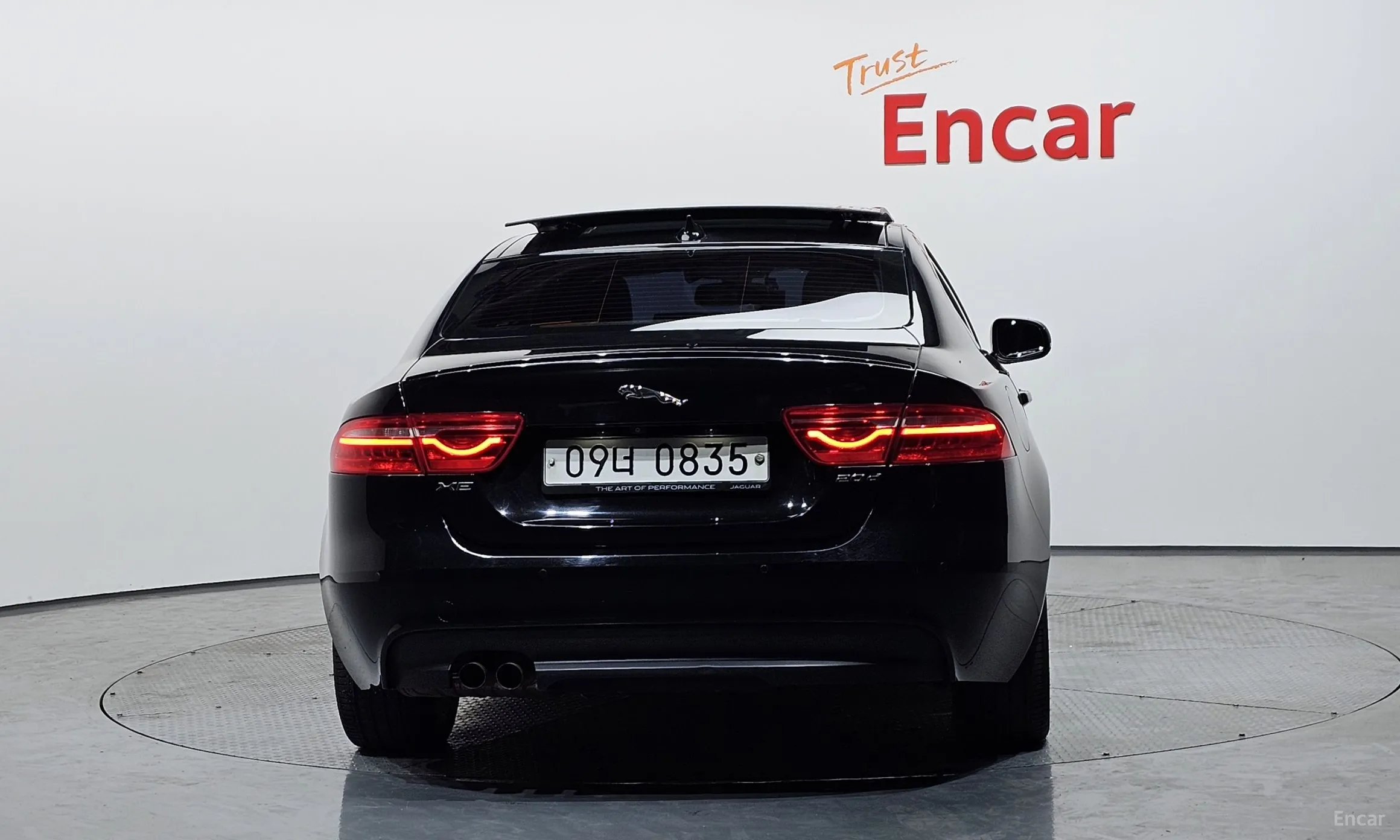 Jaguar XE превью 4
