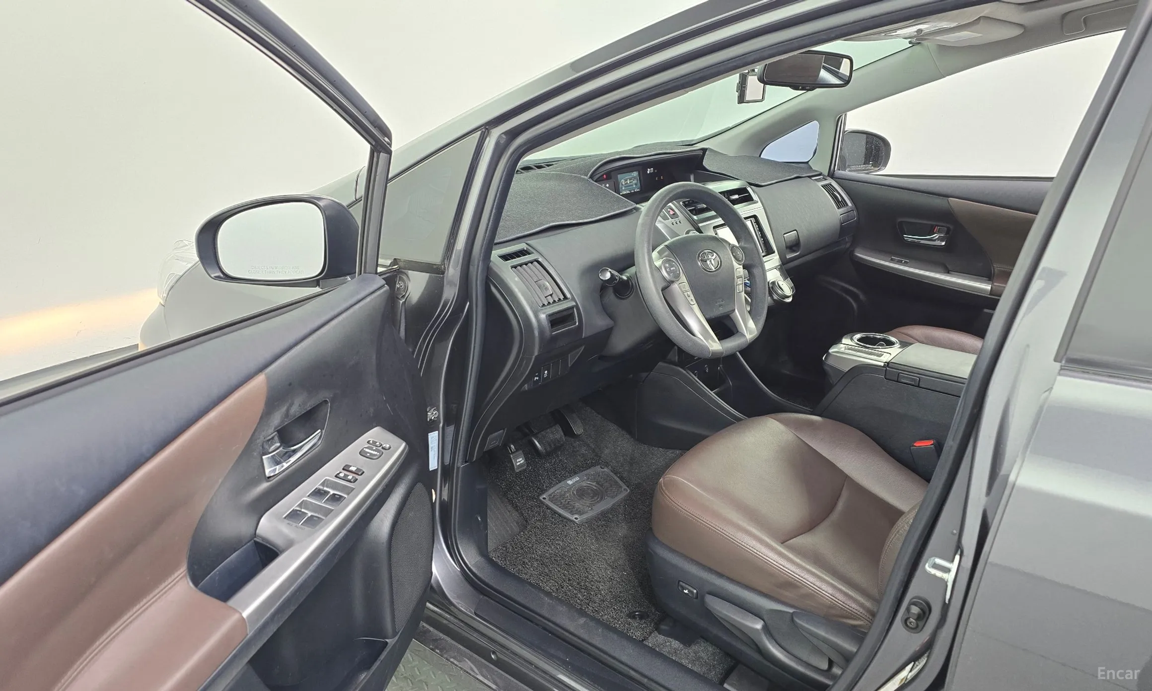 Toyota Prius V превью 10