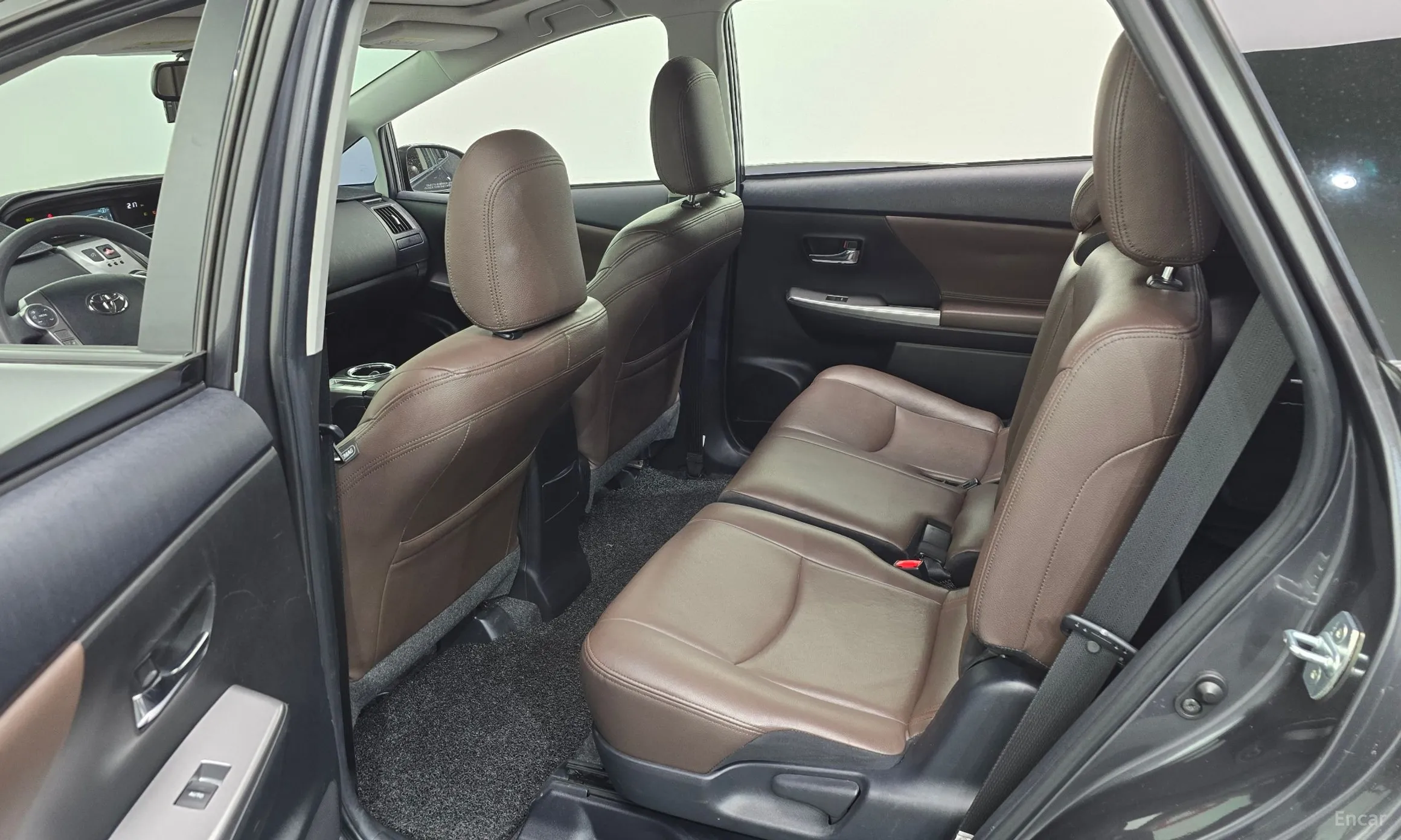 Toyota Prius V превью 11