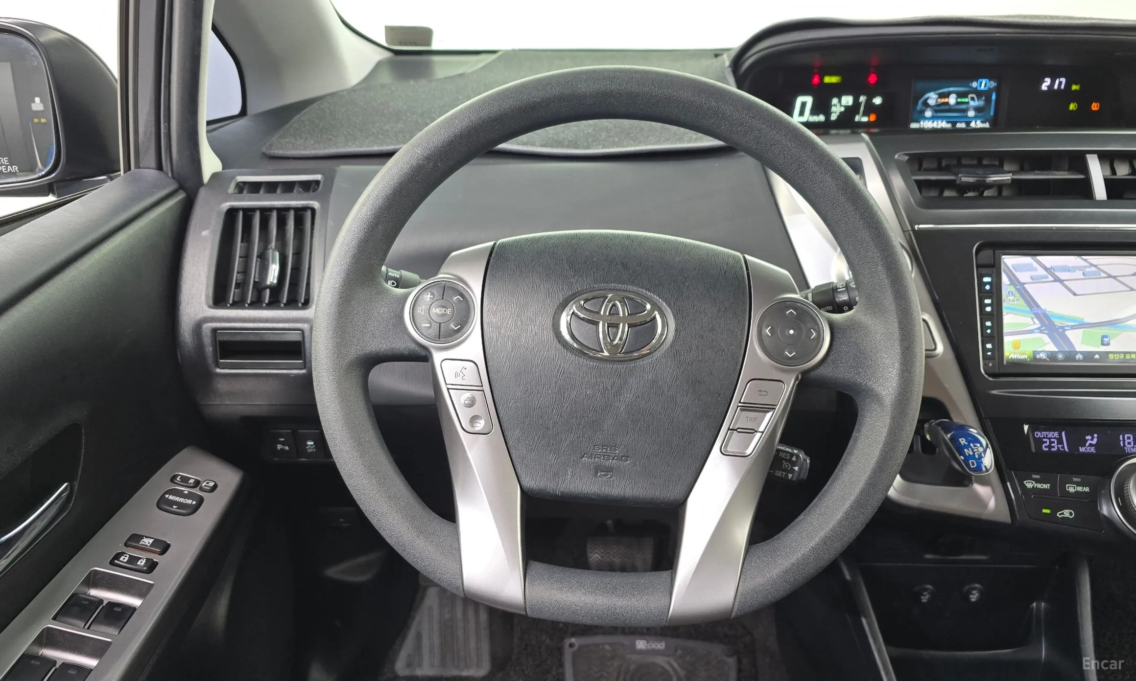 Toyota Prius V превью 12