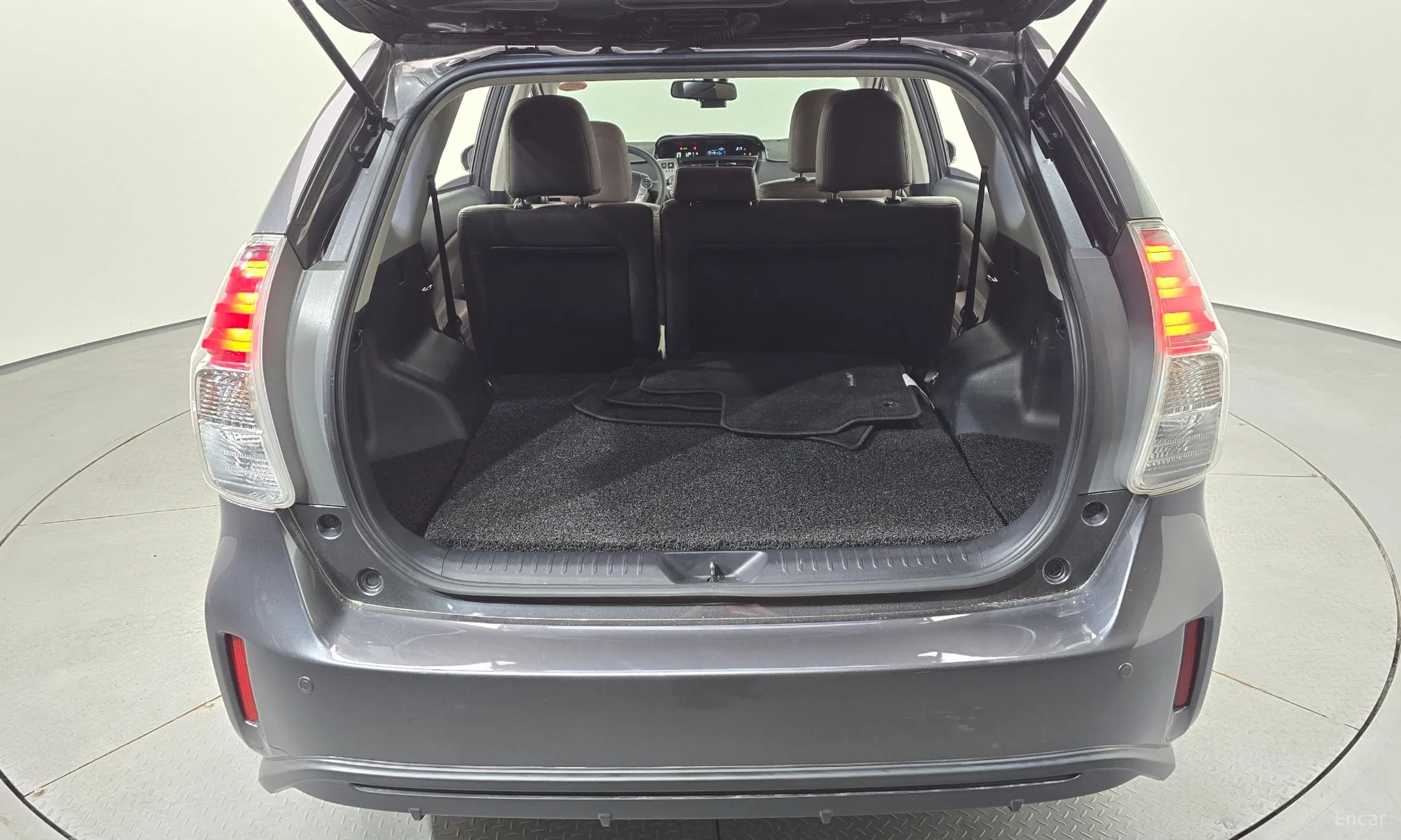 Toyota Prius V превью 18