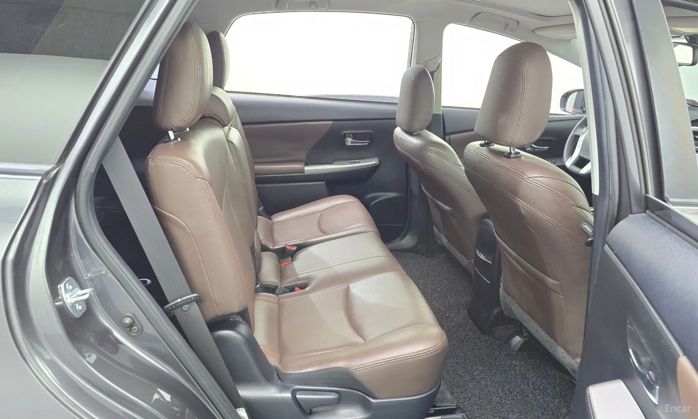 Toyota Prius V превью 19