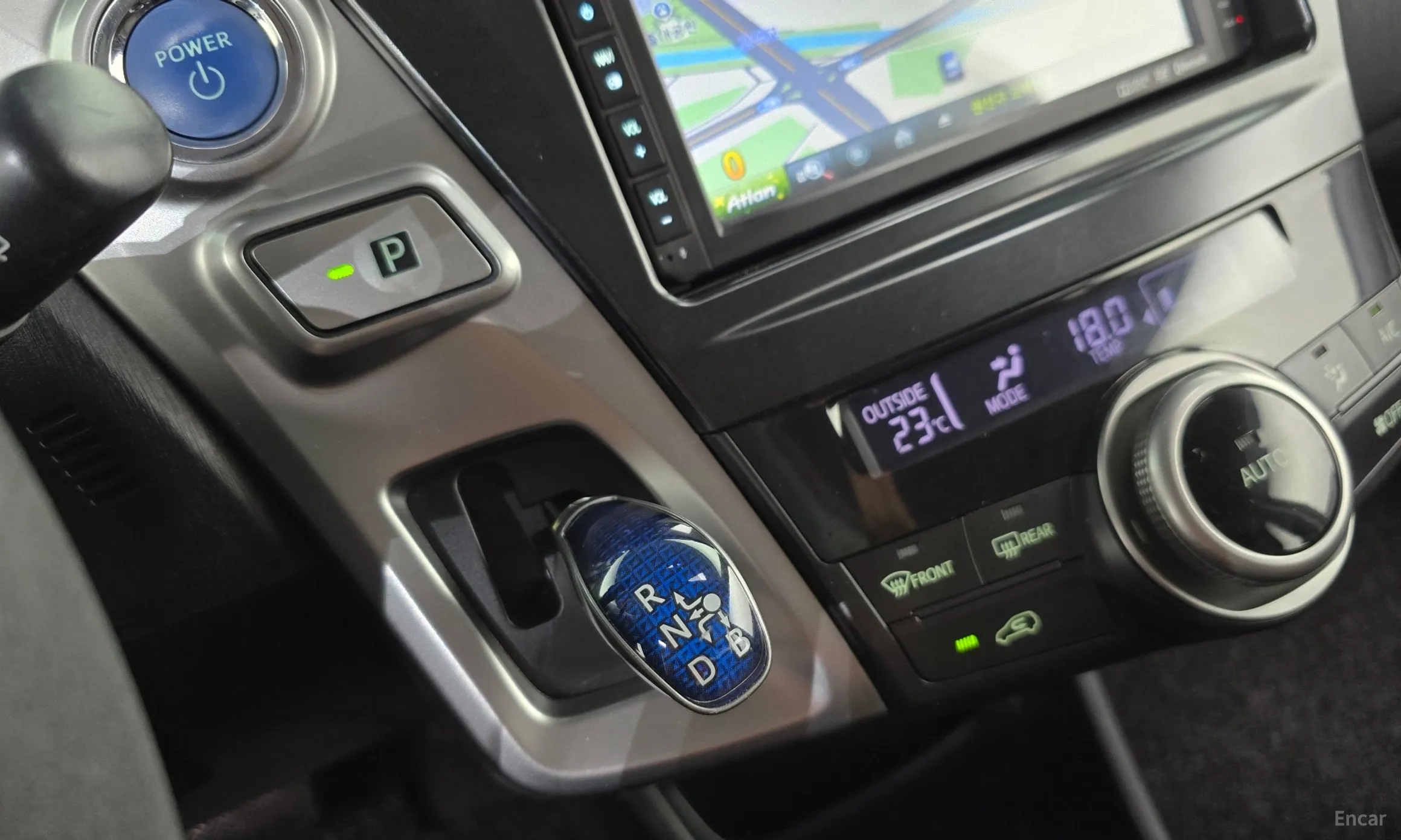 Toyota Prius V превью 9
