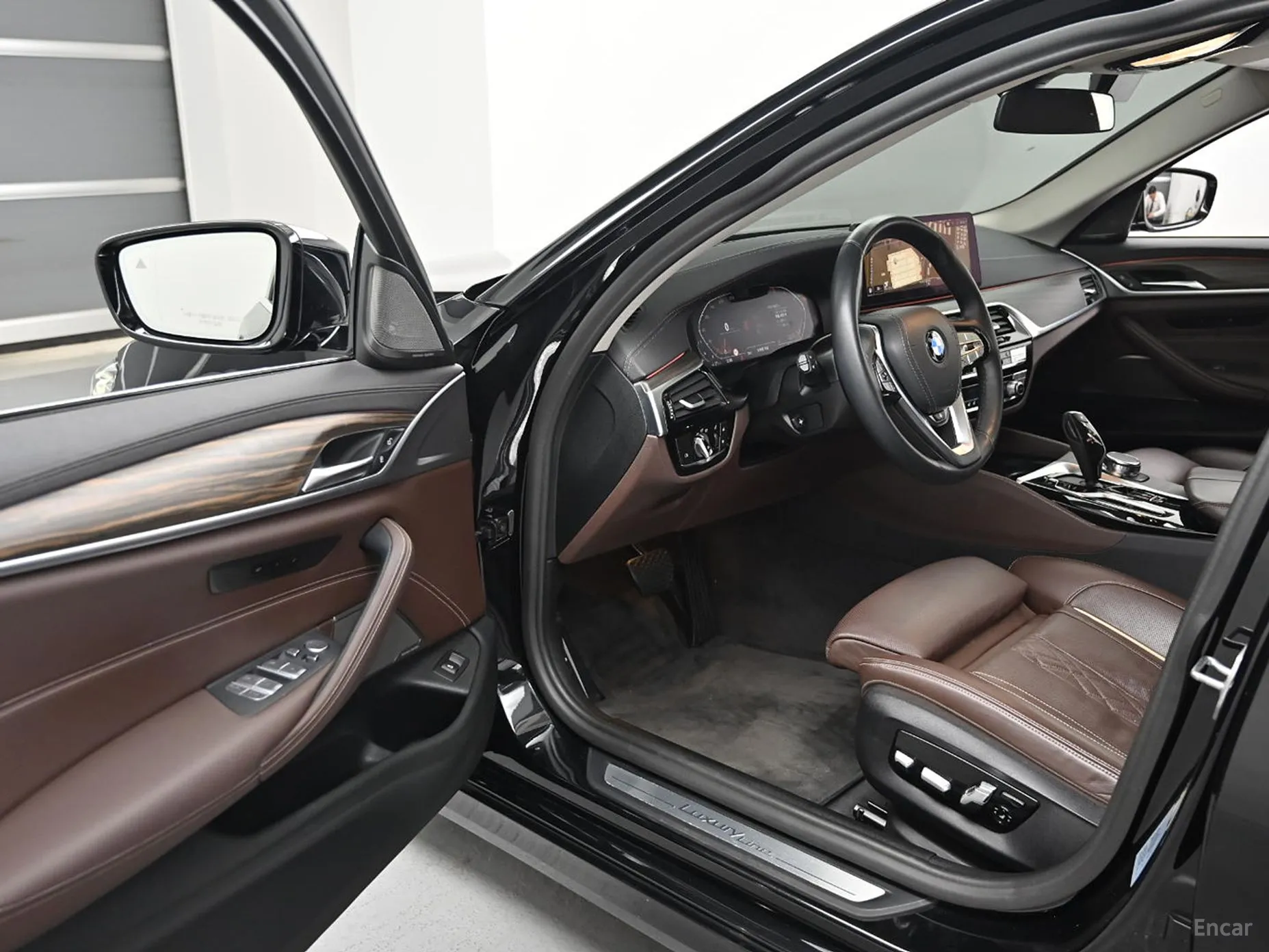 BMW 5 Series (G30) превью 11