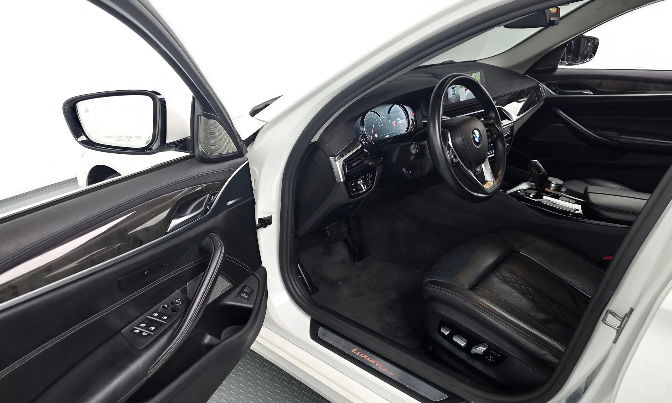 BMW 5 Series (G30) превью 10