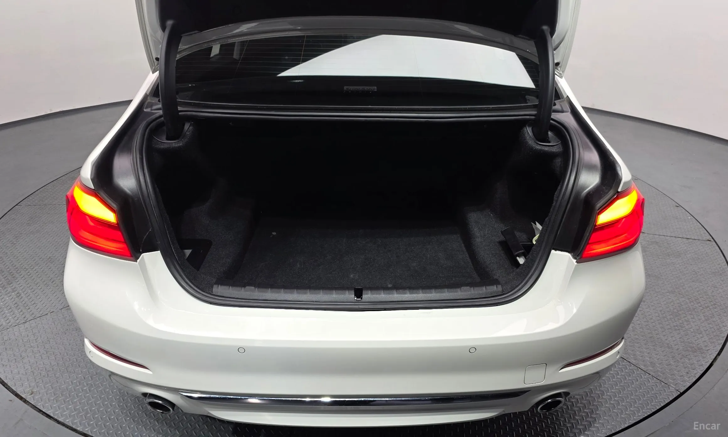 BMW 5 Series (G30) превью 20
