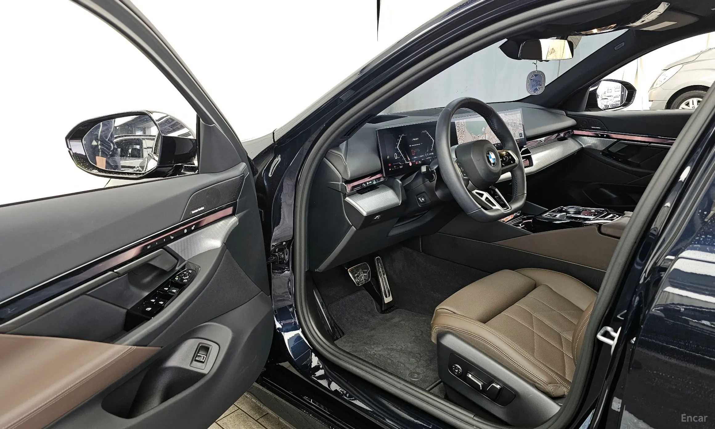 BMW 5 Series (G60) превью 10