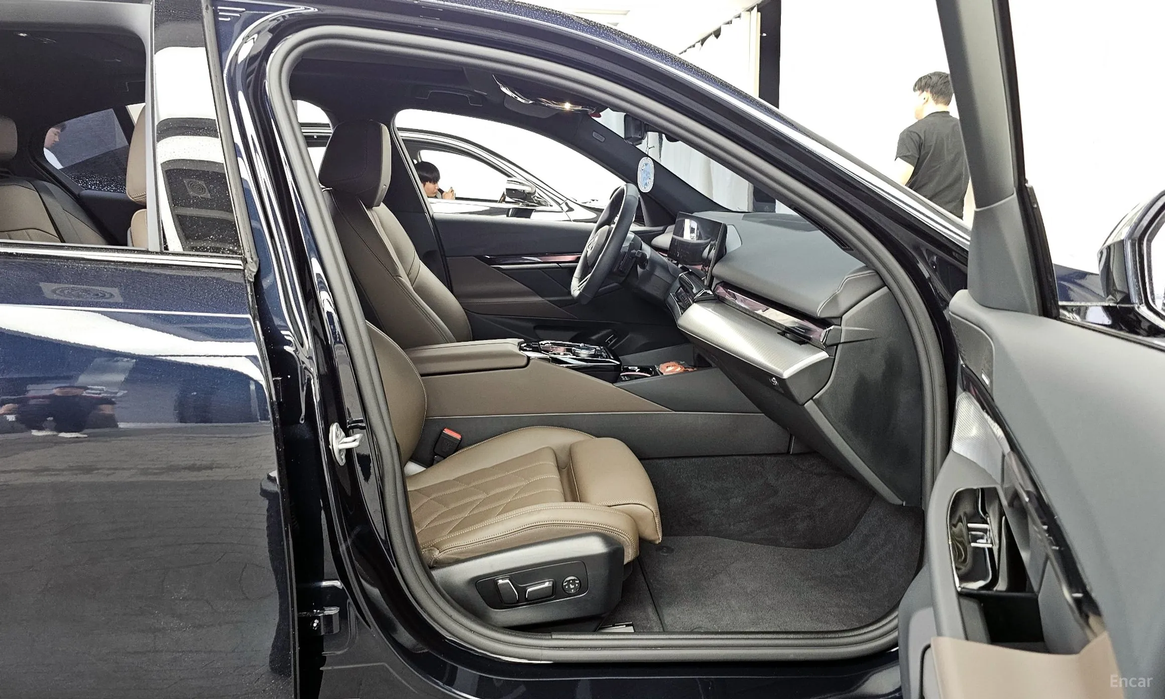 BMW 5 Series (G60) превью 11