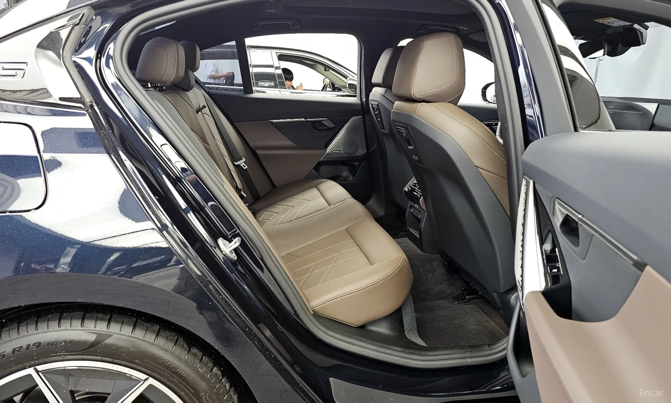 BMW 5 Series (G60) превью 12