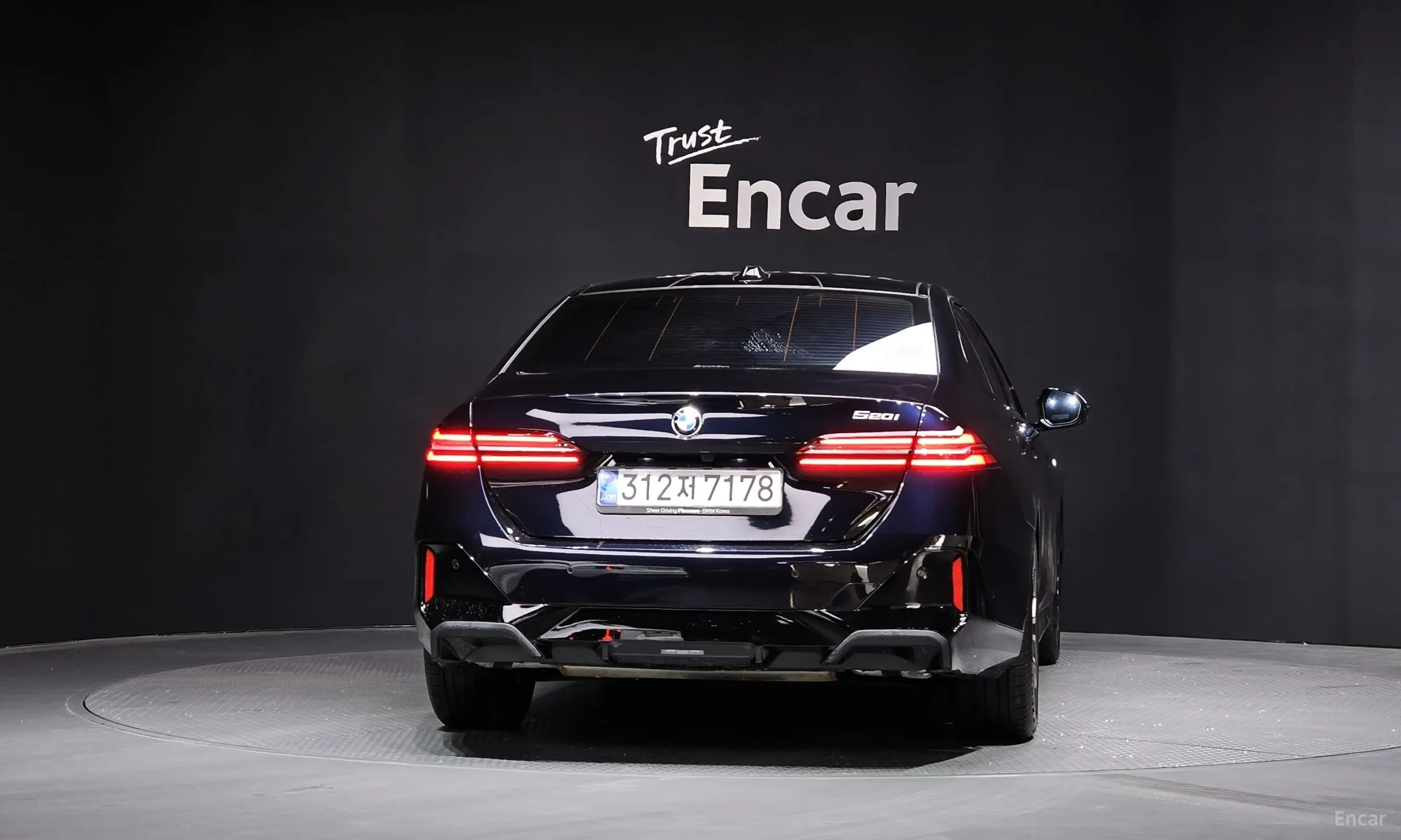 BMW 5 Series (G60) превью 4