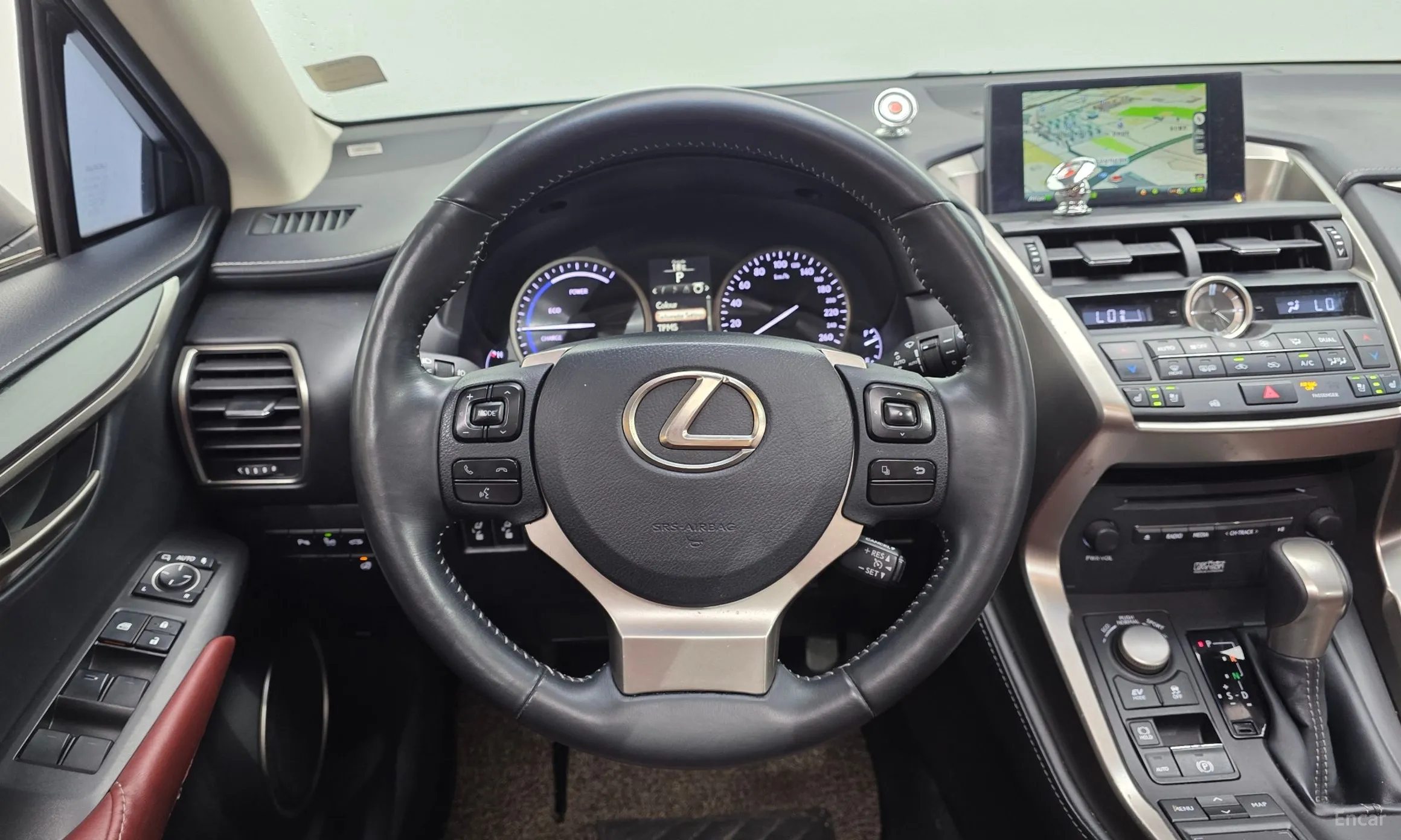 Lexus NX300h превью 13