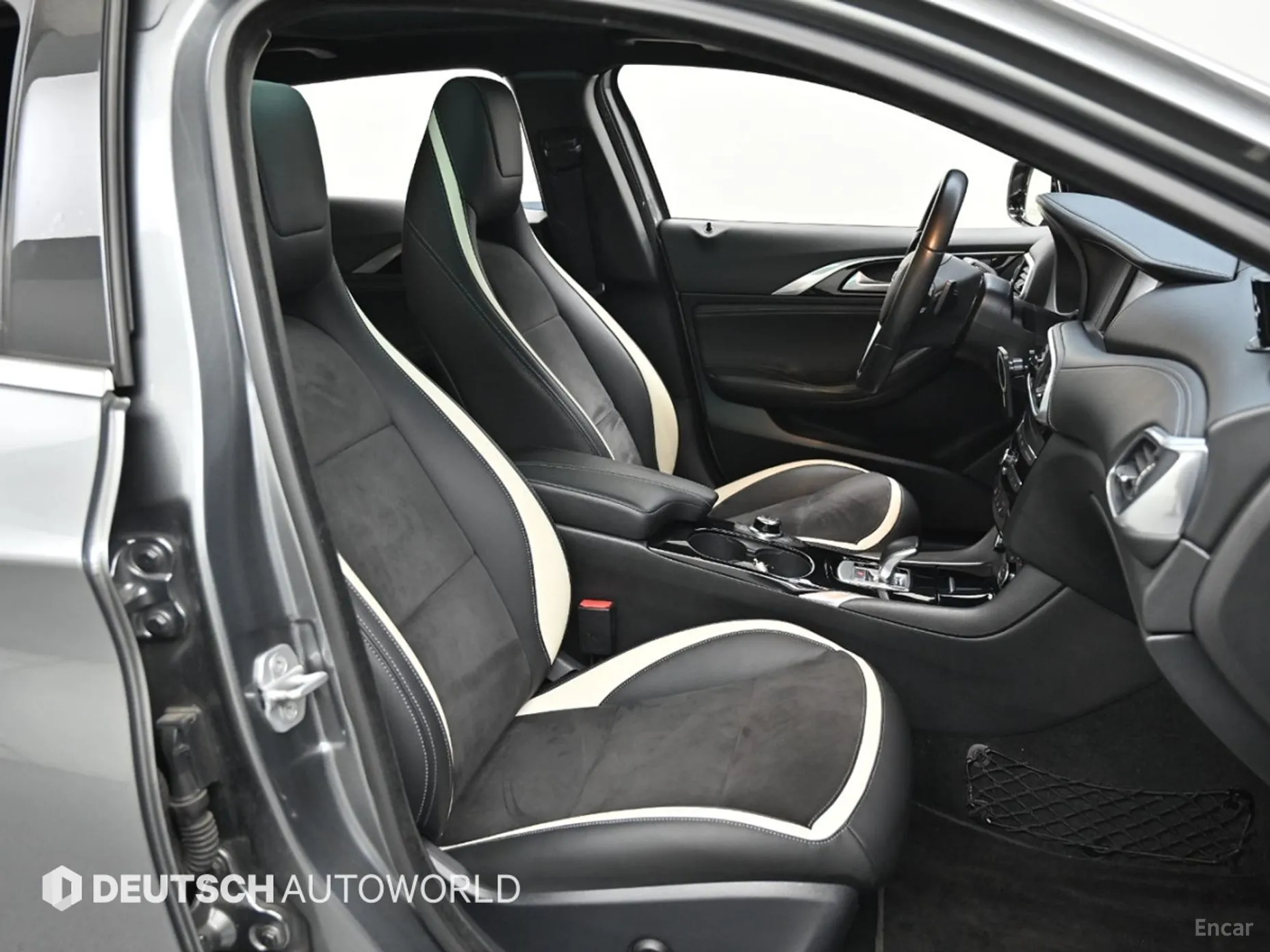 Infiniti Q30 превью 10