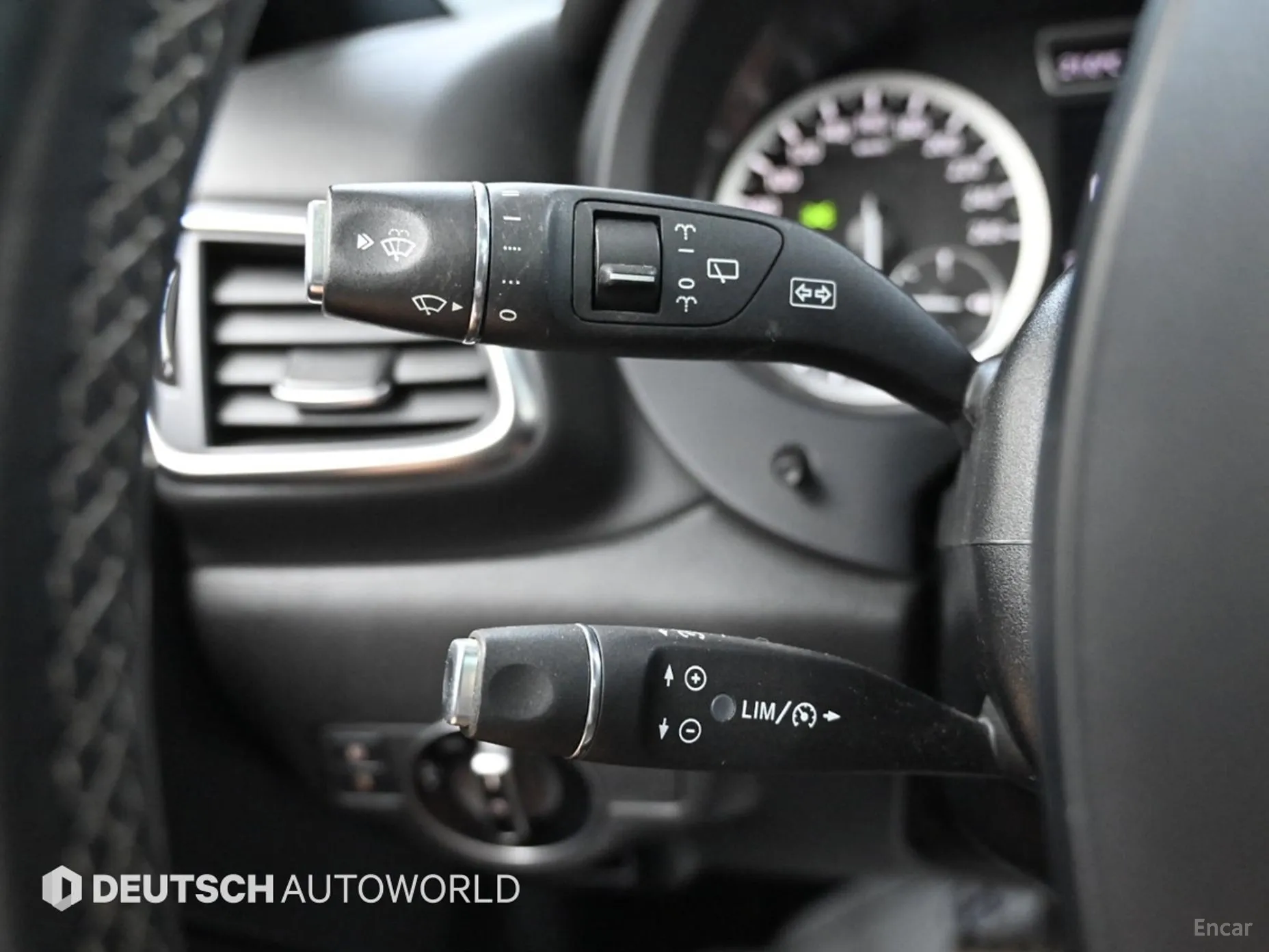 Infiniti Q30 превью 16