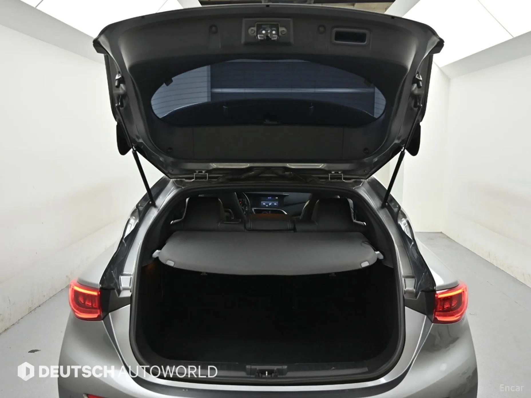 Infiniti Q30 превью 19