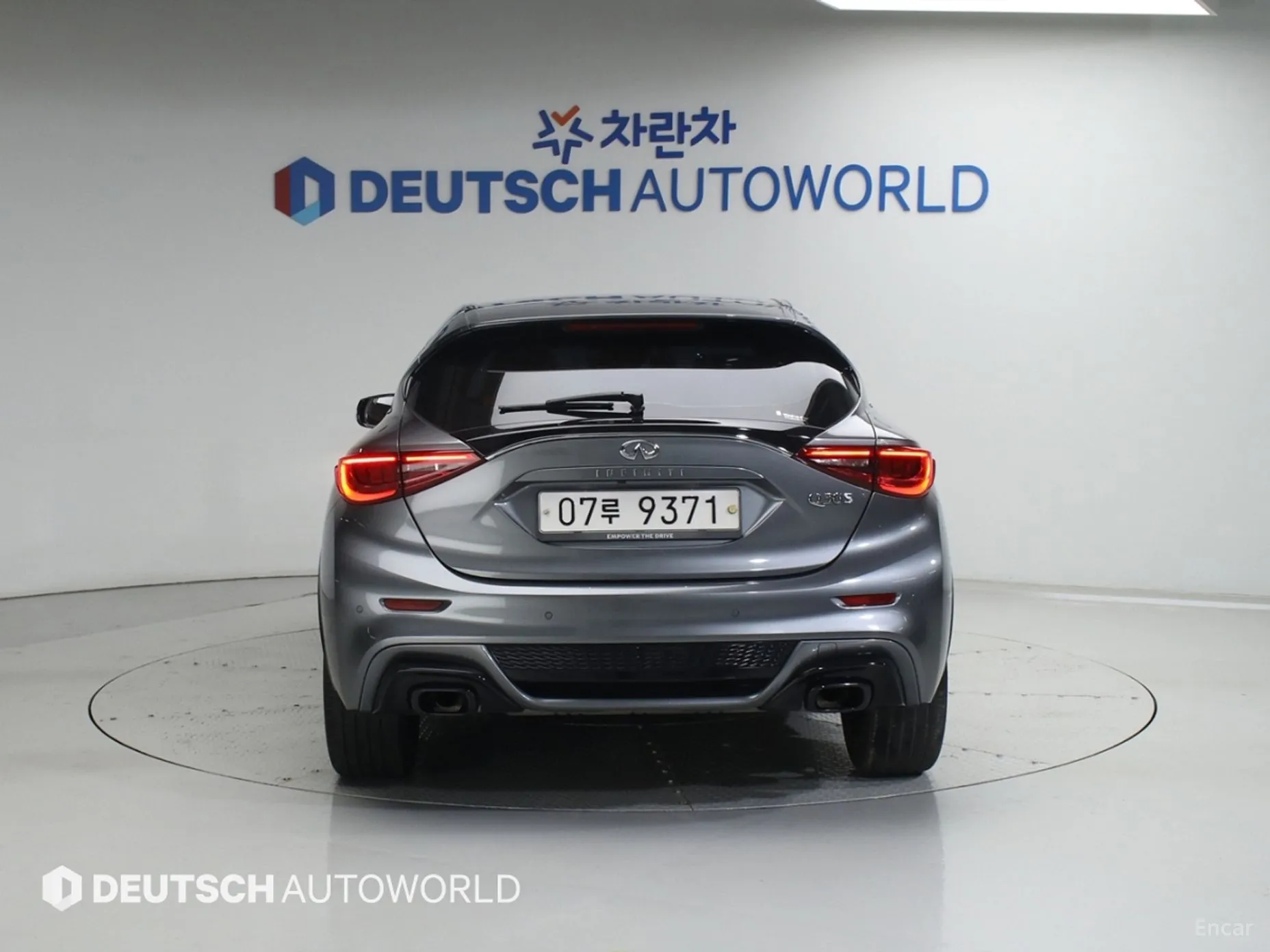 Infiniti Q30 превью 4