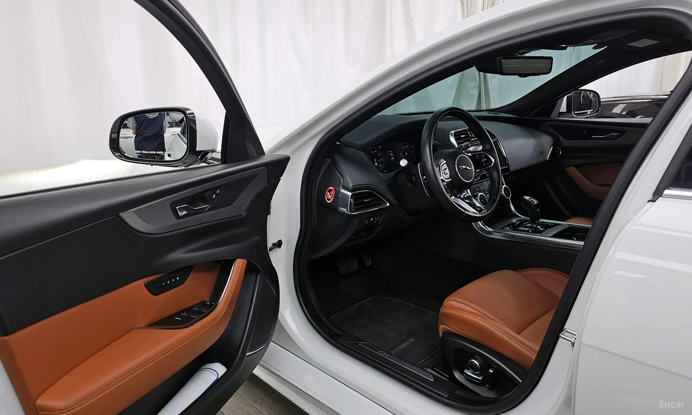Jaguar XE превью 10