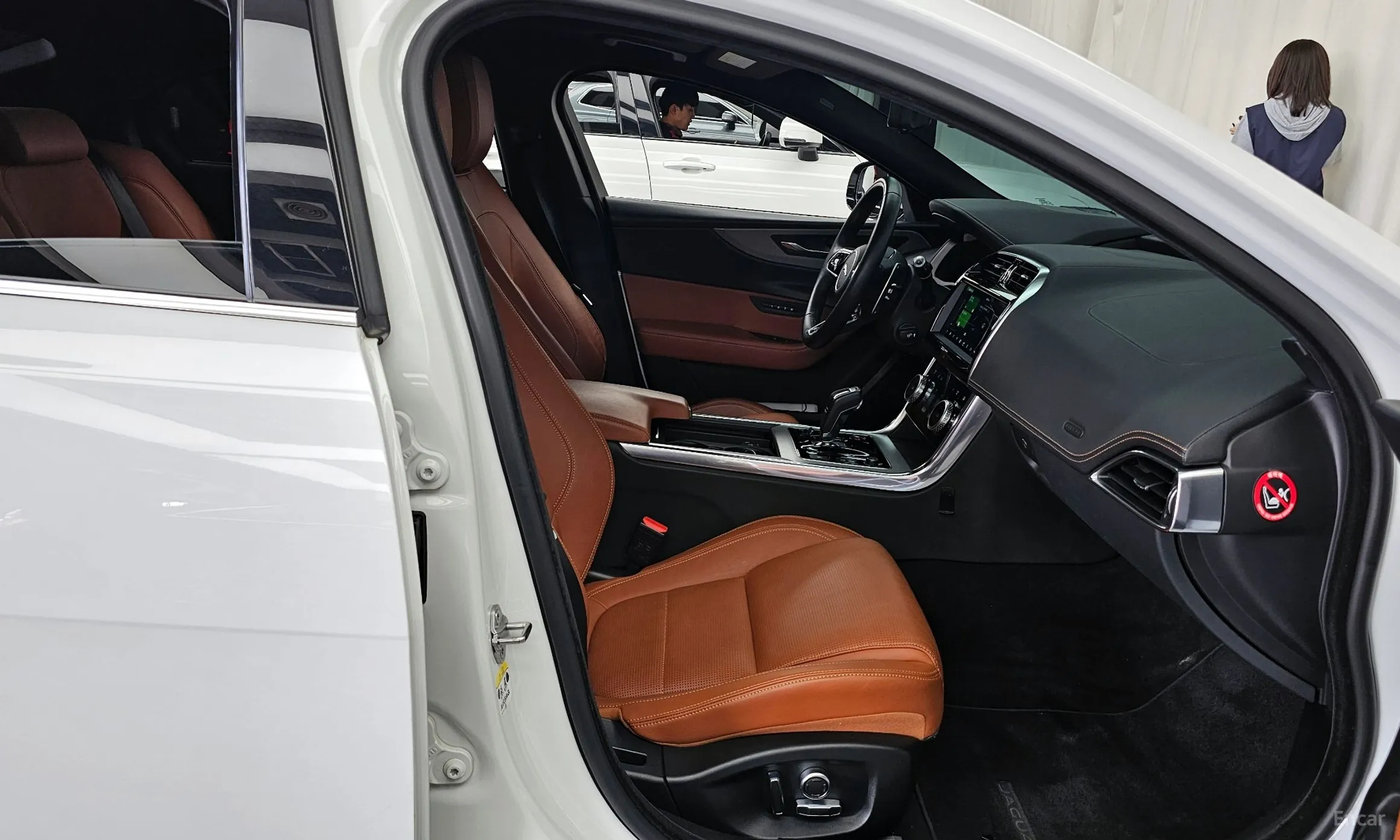 Jaguar XE превью 11