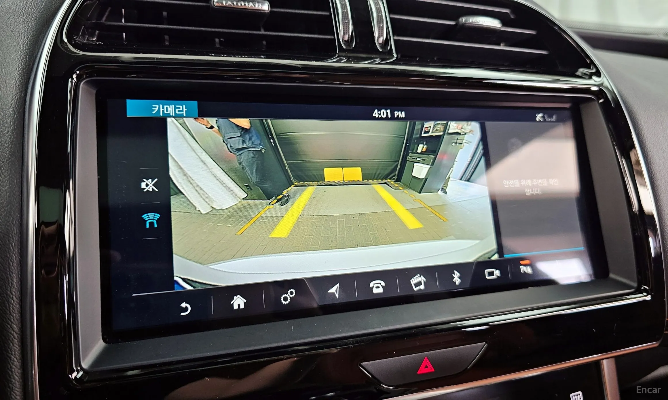 Jaguar XE превью 15