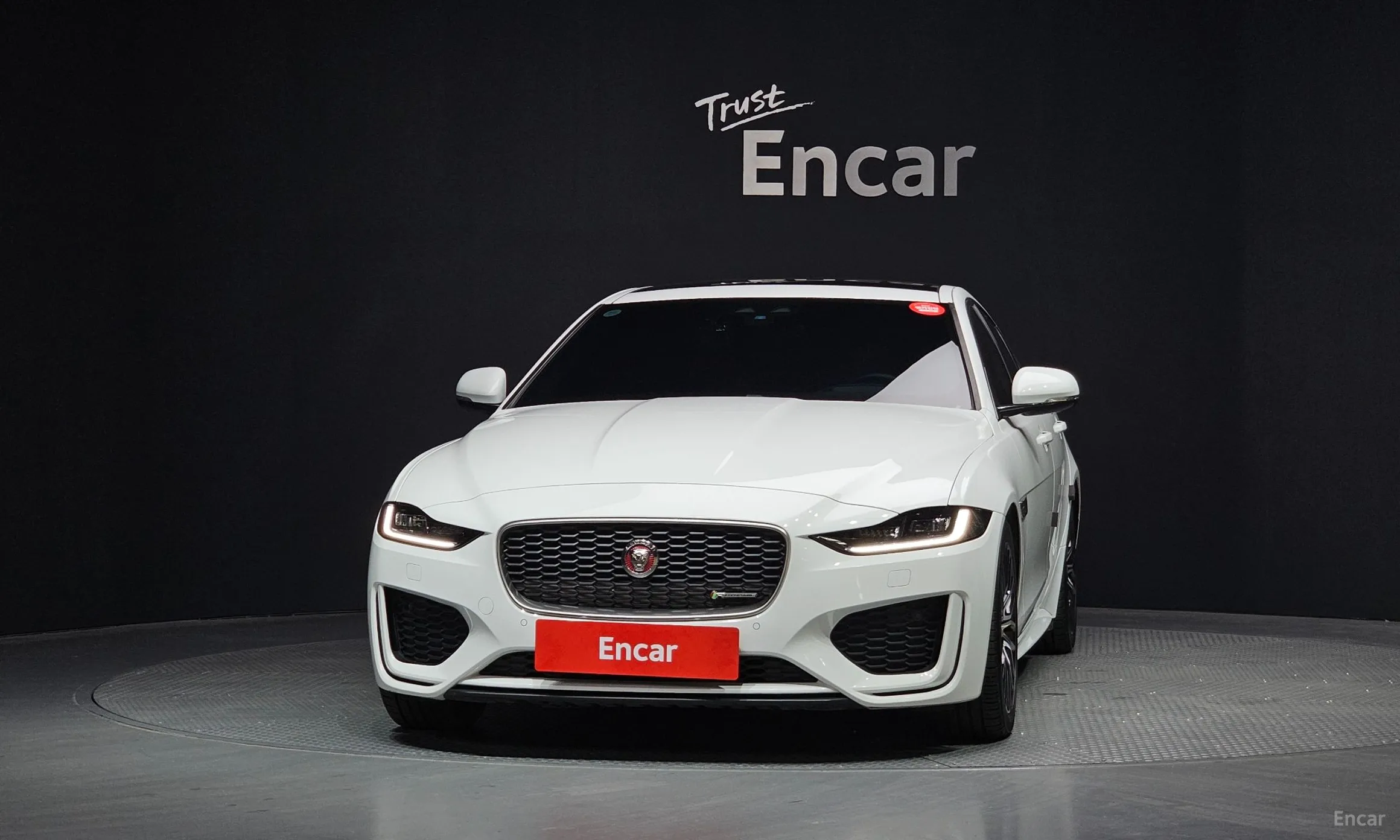 Jaguar XE превью 3