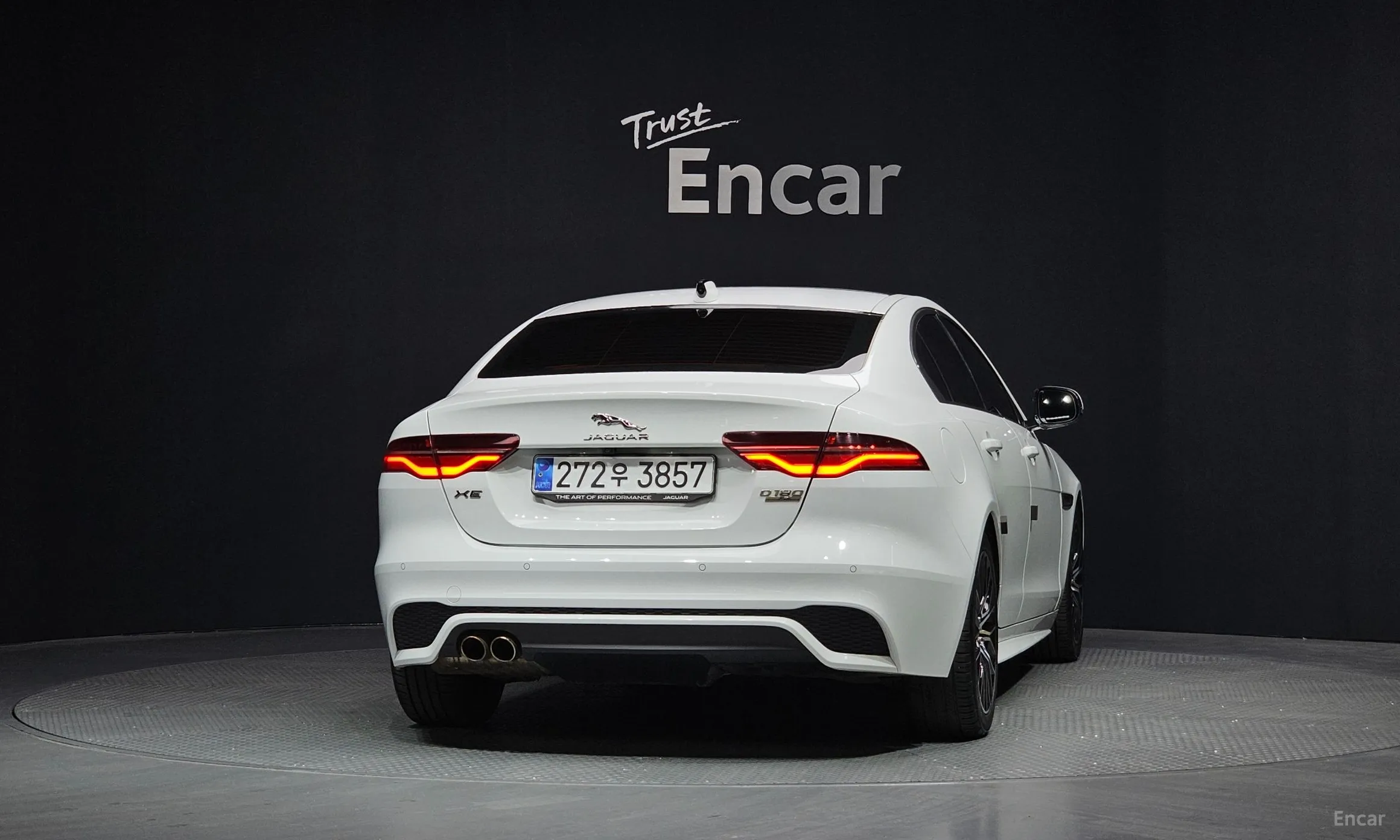 Jaguar XE превью 4