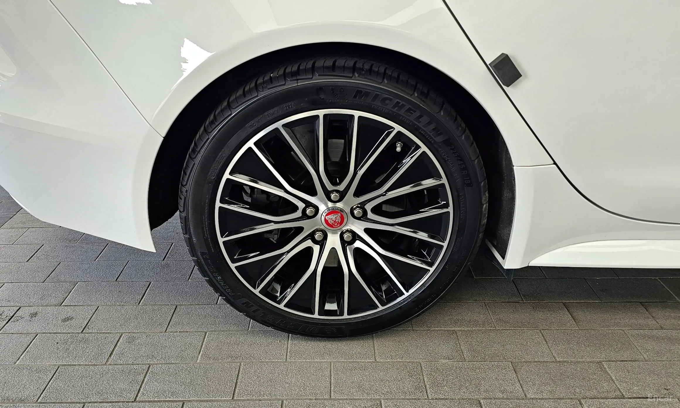 Jaguar XE превью 5