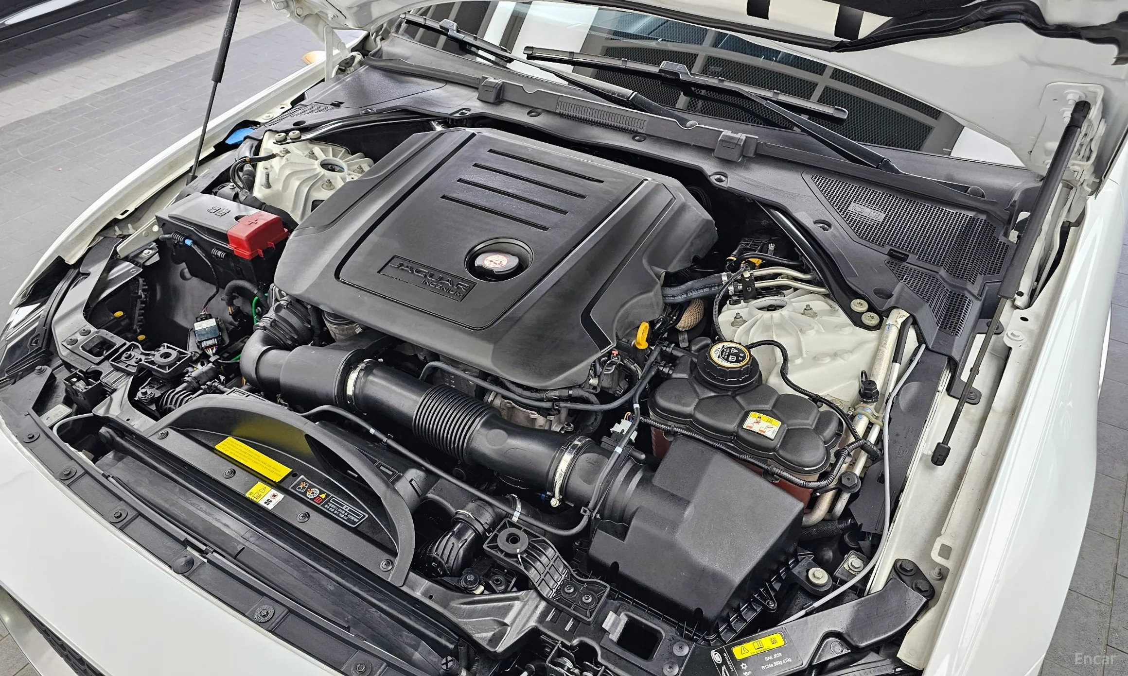 Jaguar XE превью 6