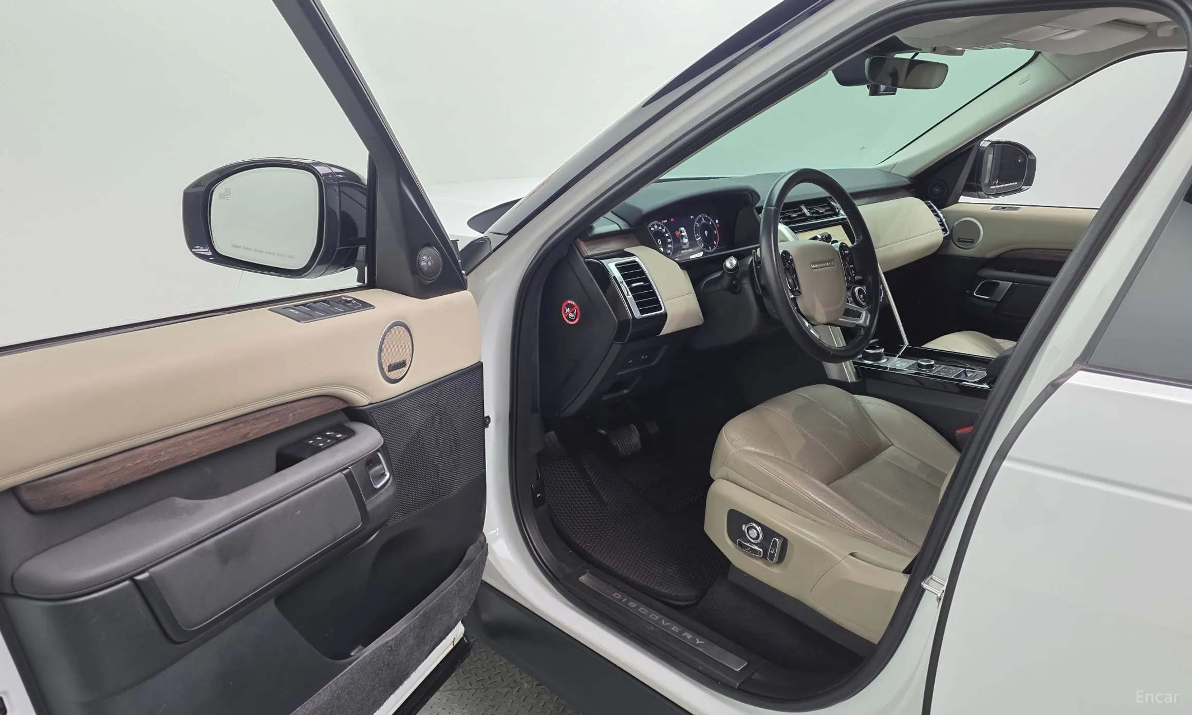 Land Rover Discovery 5 превью 10