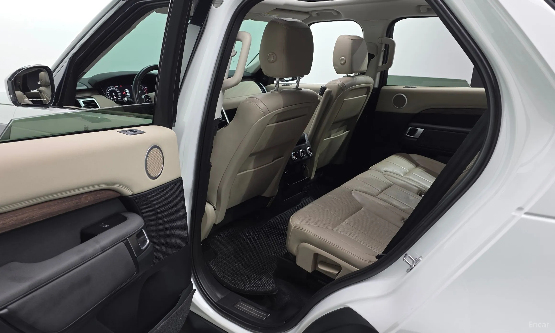 Land Rover Discovery 5 превью 12