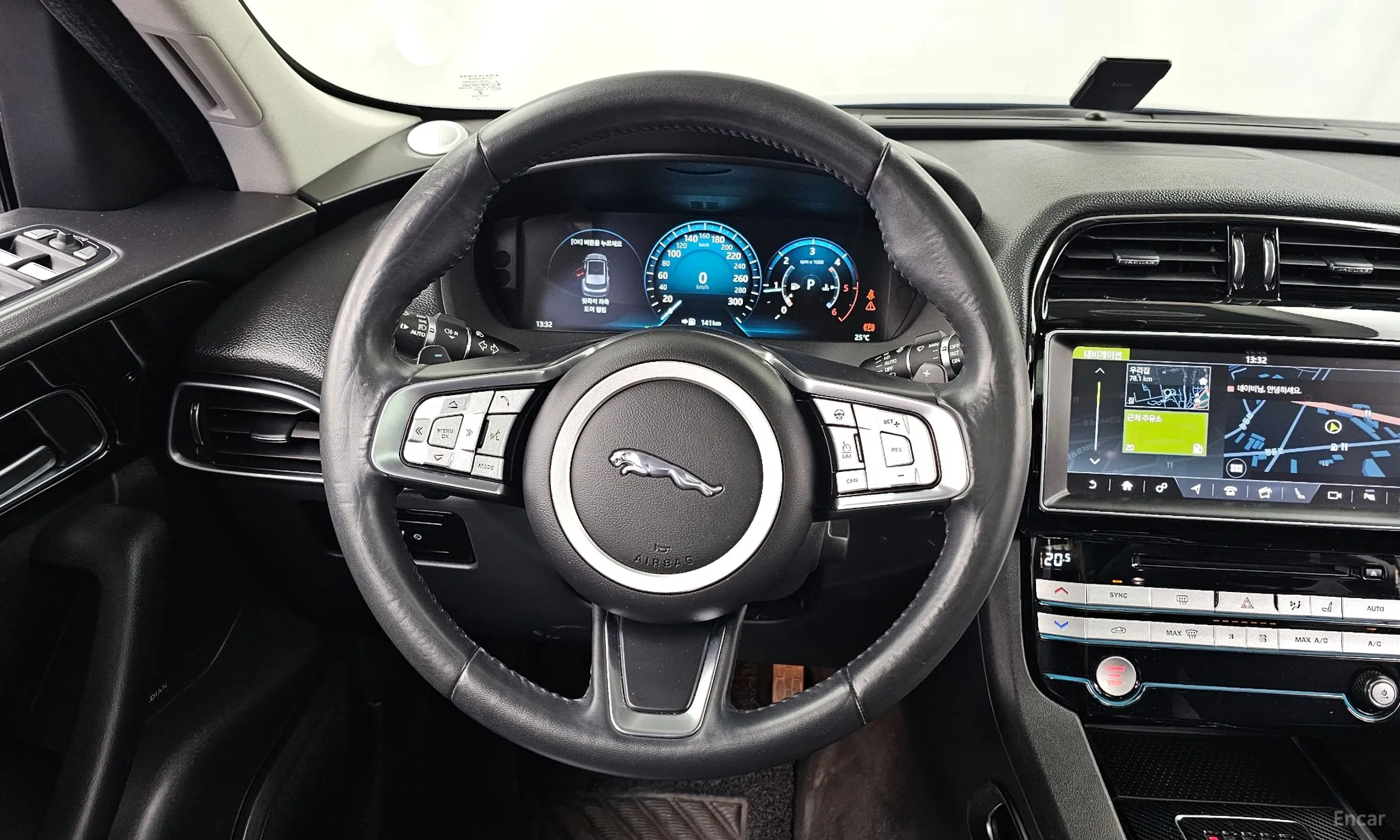 Jaguar F-PACE превью 13