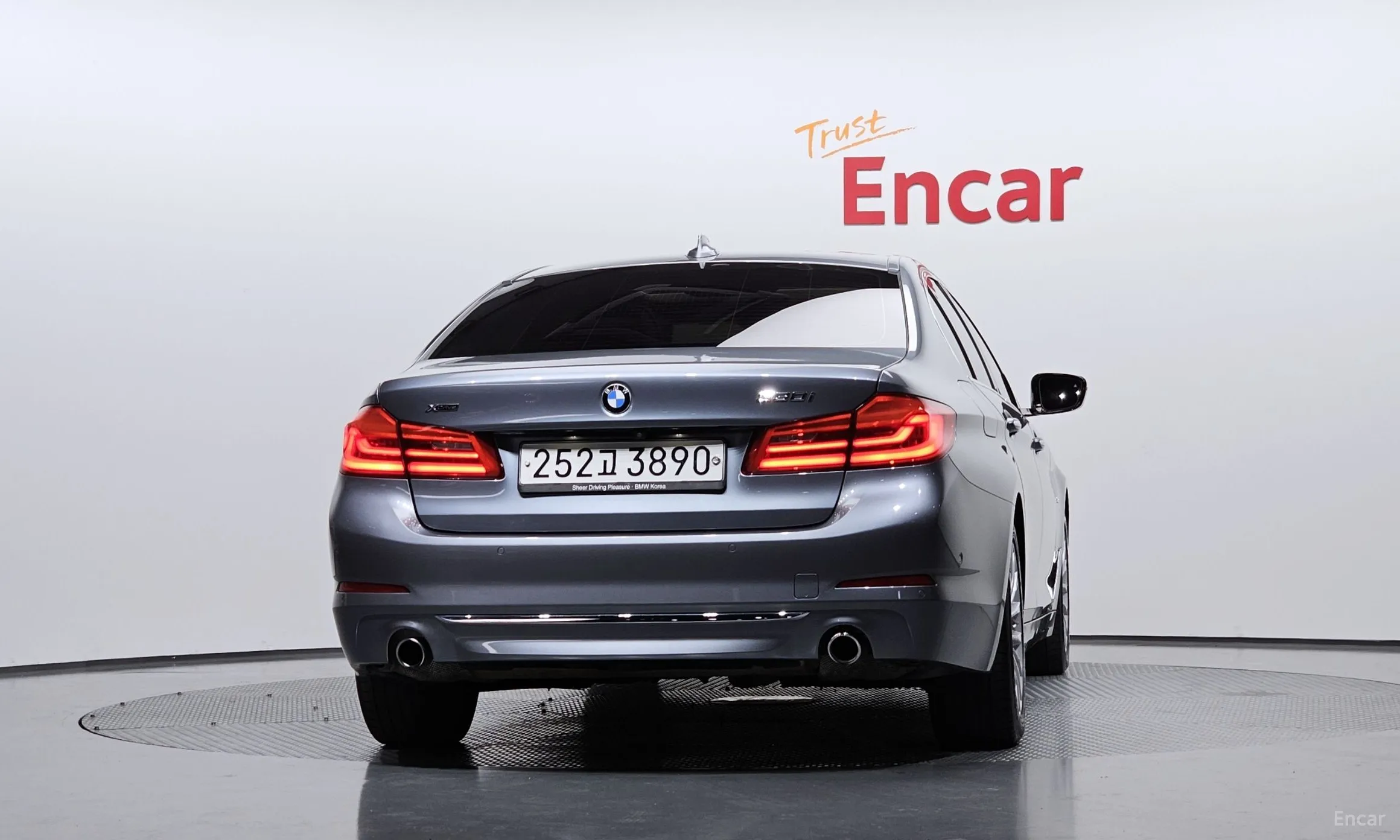 BMW 5 Series (G30) превью 4